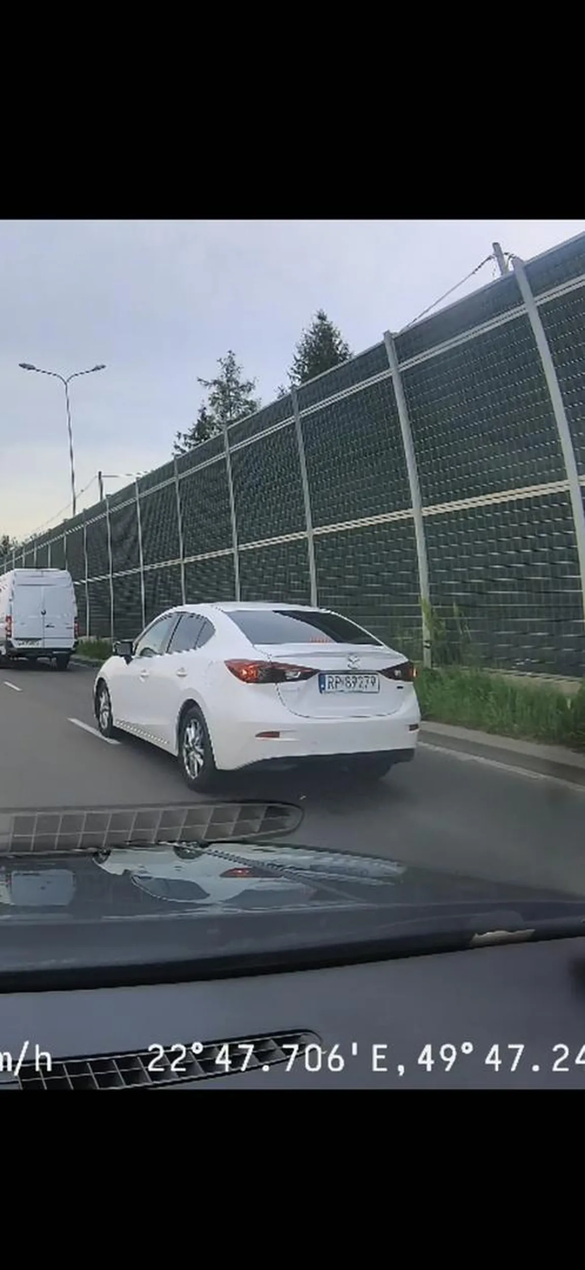 Kierowca z tej mazdy a dokładnie Pani blondynka blokowała lewy pas i nie chciała zjechać a po mrugnięciu światłami i zjechaniu oraz wyprzedzeniu prze ze mnie pokazywała obraźliwe gesty.