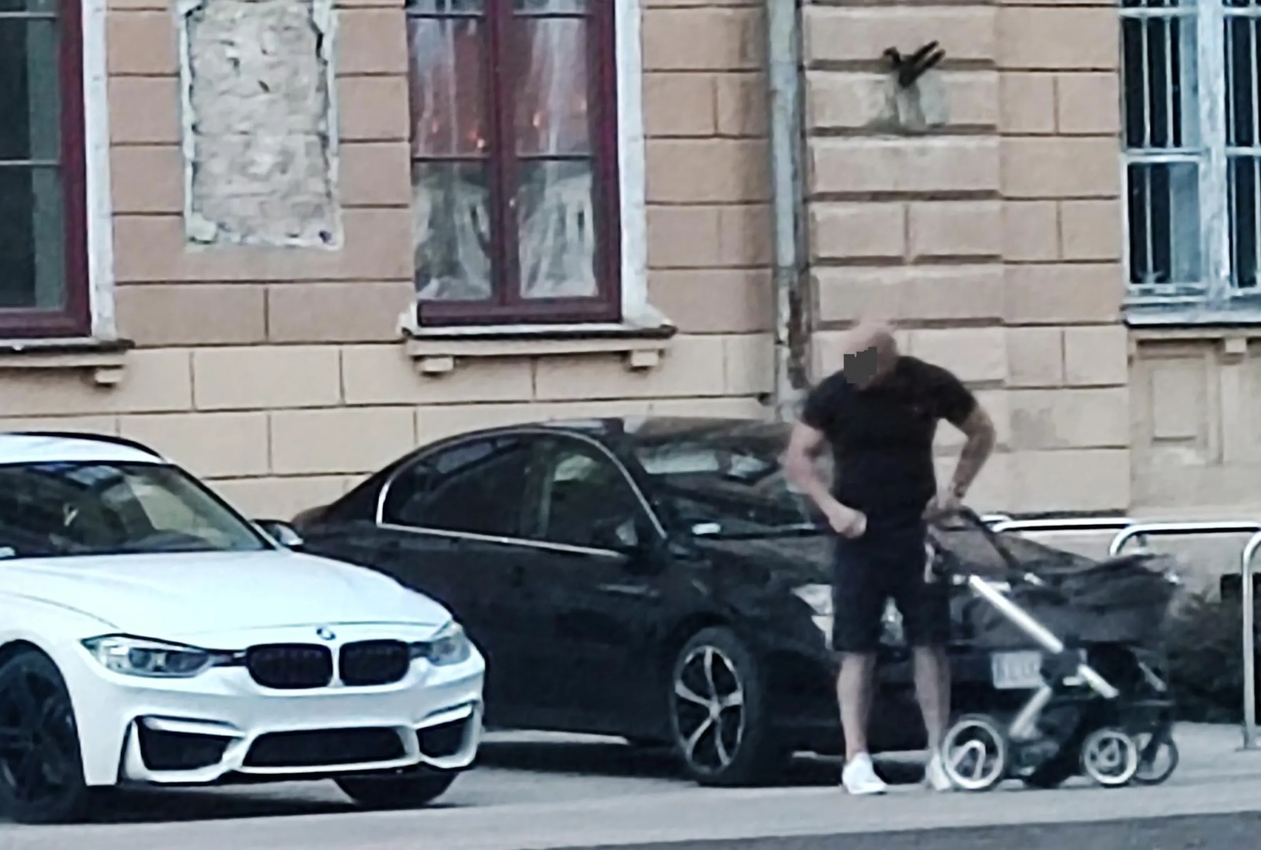 Pan bocianie nogi, nie potrzebuje przedniej tablicy rejestracyjnej, psuje estetykę zderzaczka.