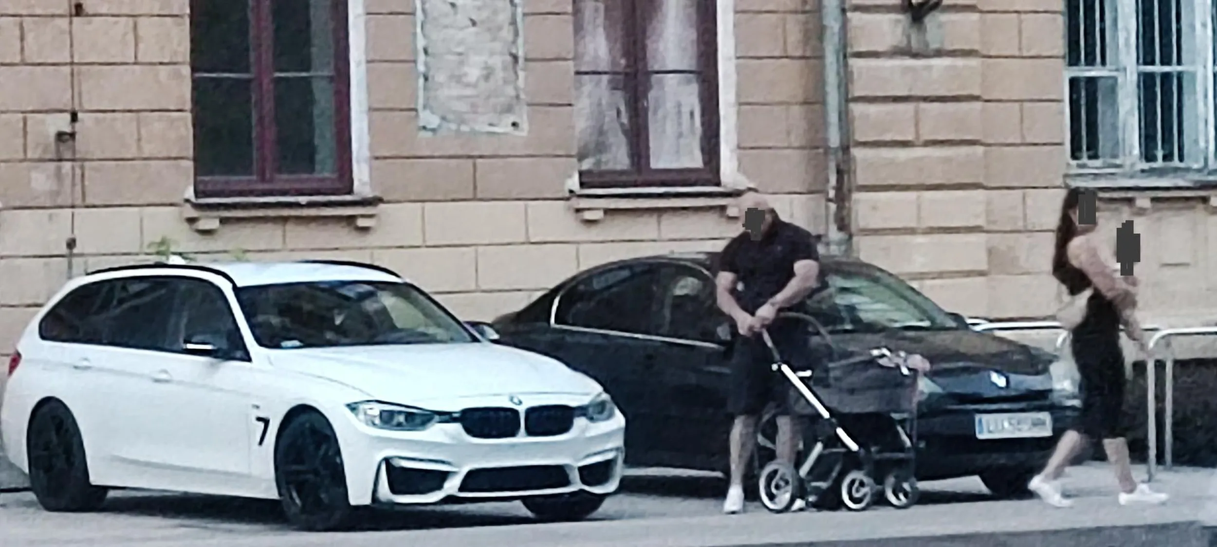 Pan bocianie nogi, nie potrzebuje przedniej tablicy rejestracyjnej, psuje estetykę zderzaczka.