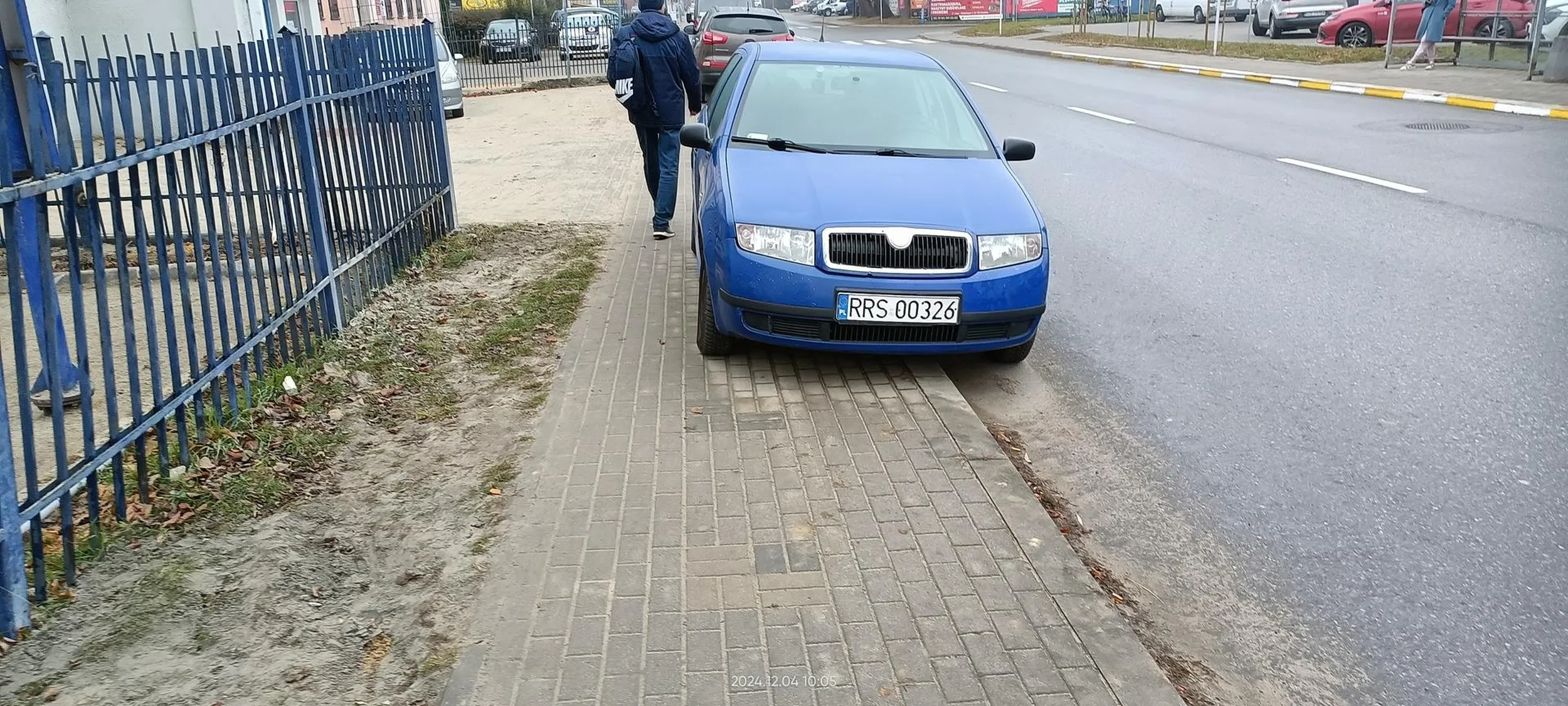 Bo na chodniku to jednak najlepiej. A można kulturalnie przy krawędzi jezdni stanąć.