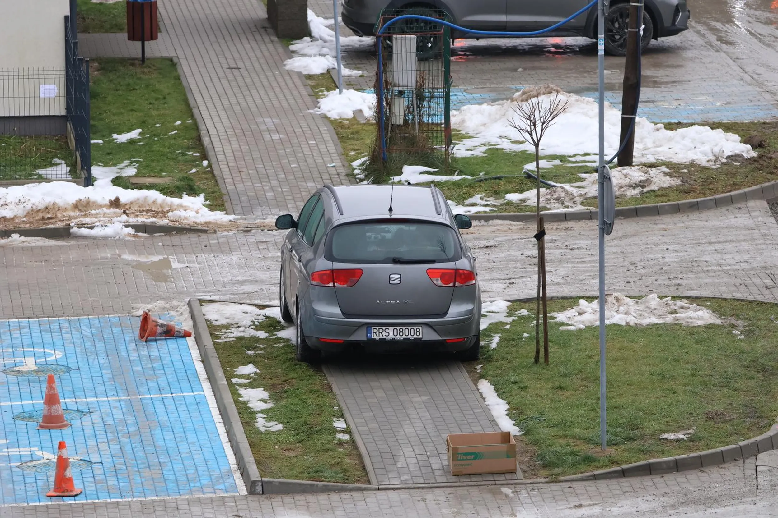 Takie tam, beznadziejne parkowanie na osiedlu.