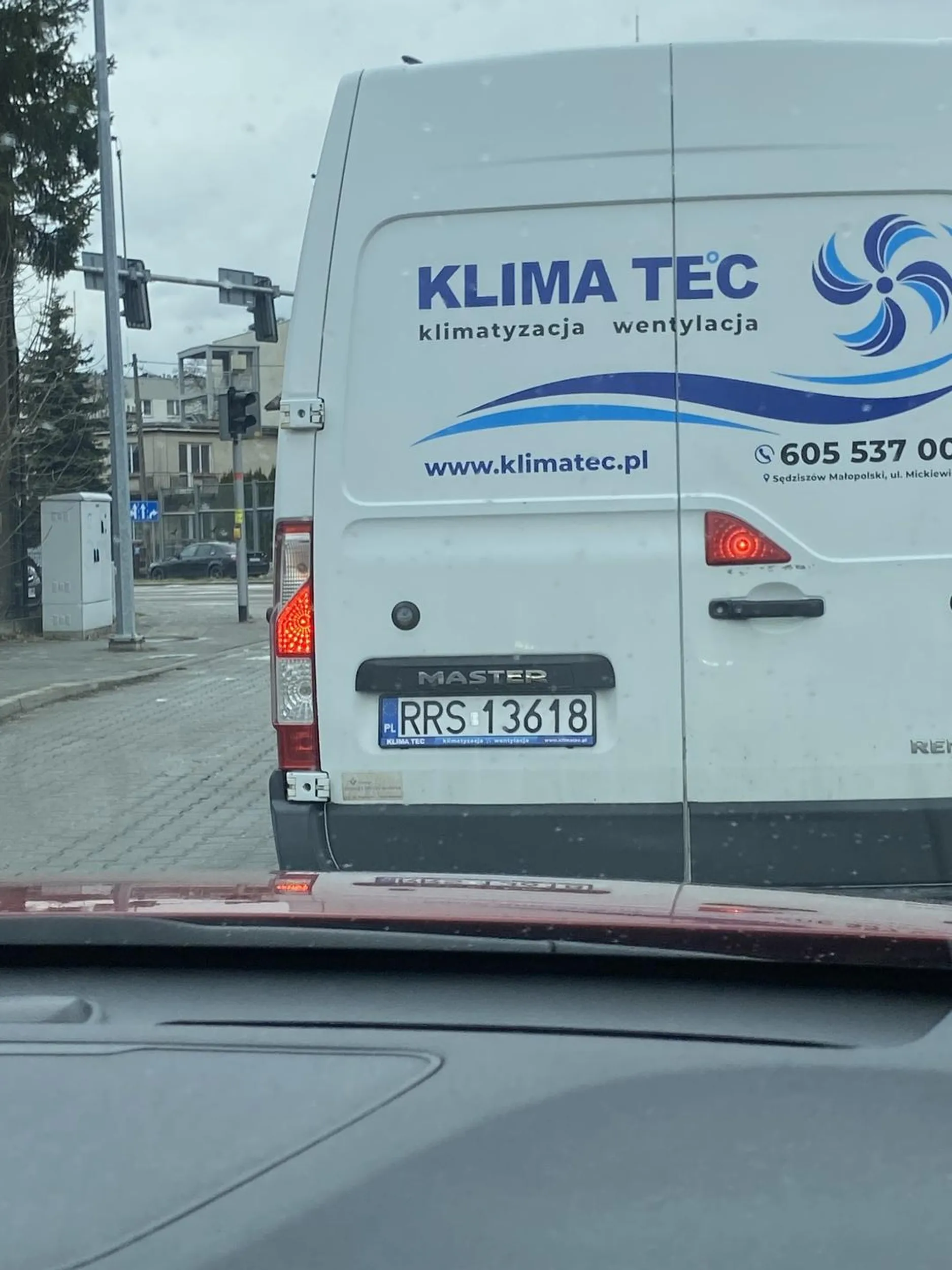 Wpycha się busem, nie patrzy jak jeździ i jeszcze dziękuję że ktoś się mu zatrzymał, a gdyby tak się nie stało to doszłoby do wypadku. Kultury trochę cwoku