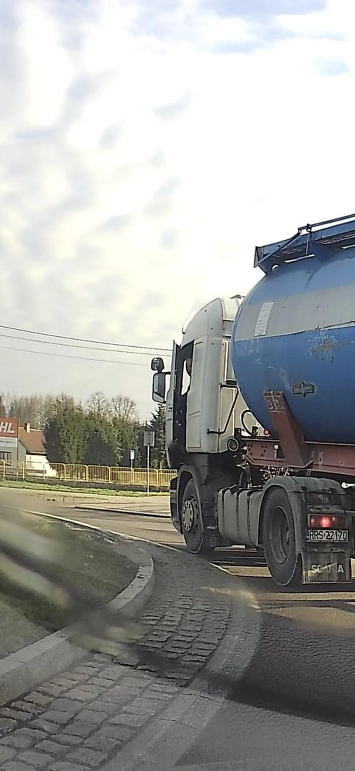 Było bydlaku wyjść się pokazać w pełnej krasie jak wymusiłeś na rondzie pierwszeństwo nie otworzyć drzwi jak szczur.