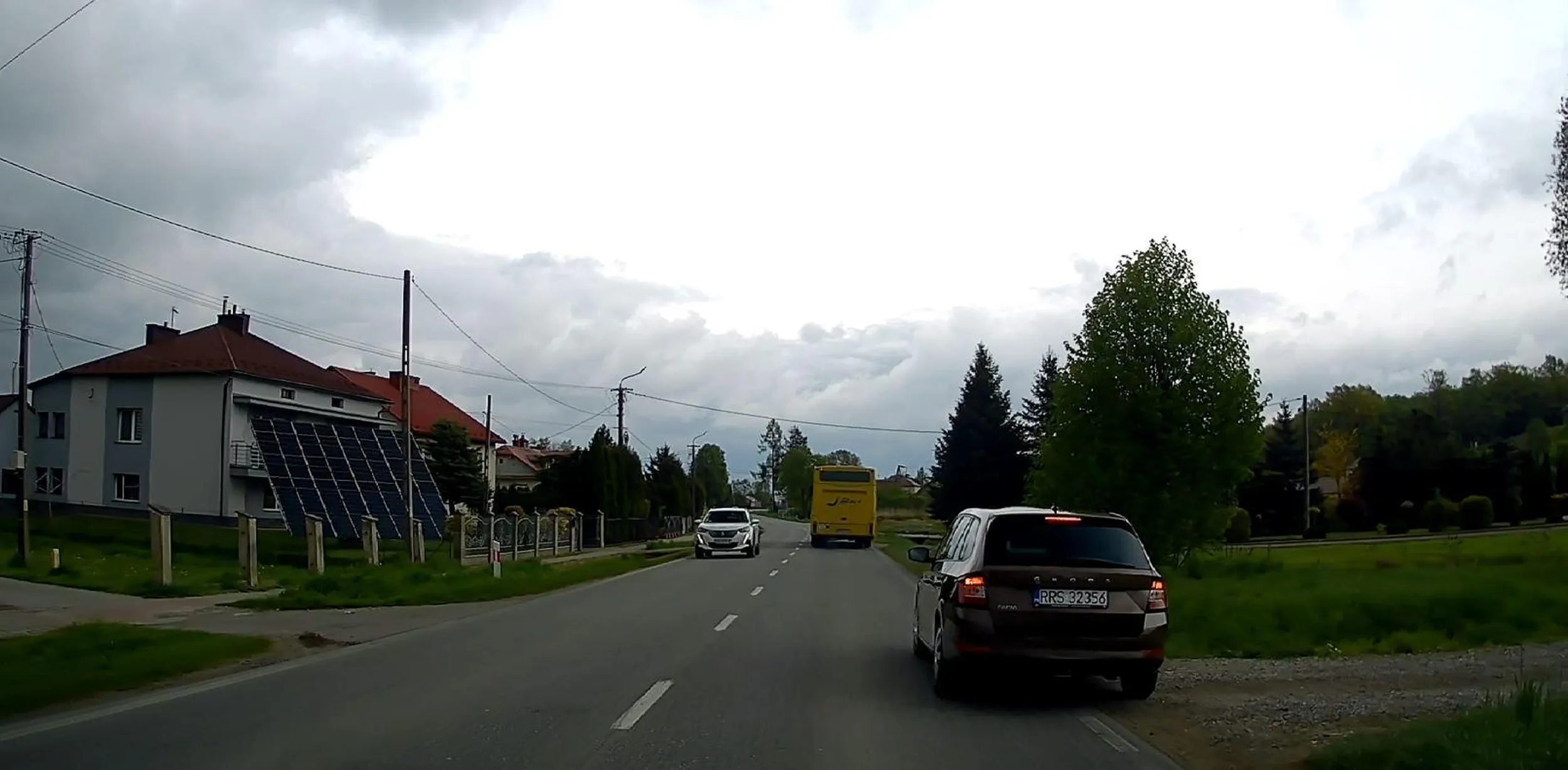 to ci powiem zajebiste miejsce na postój na tej linii ciągłej... po prostu rewelacja, szkoda że nie było żadnych dróg po boku w które można by wjechać