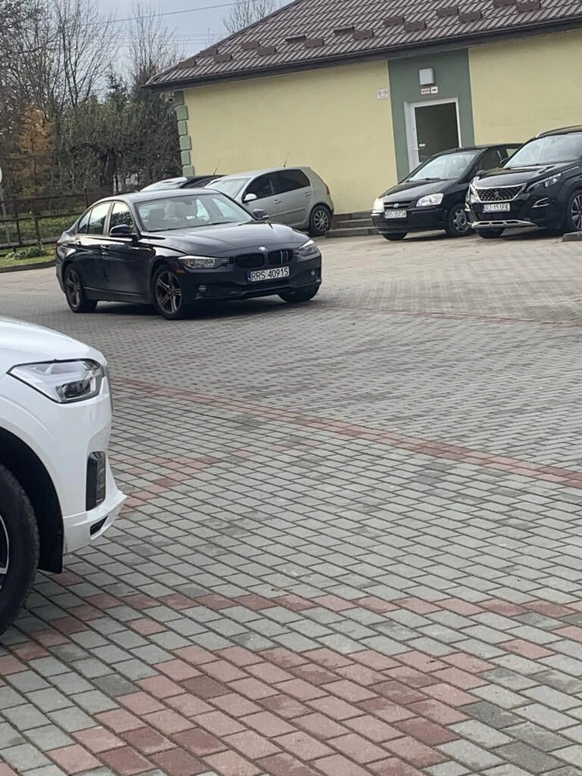 Baba jezdzi skręca bez kierunków i nie potrafi parkować, man nadzieję, że pewnego dnia policja zabierze jej prawo jazdy.