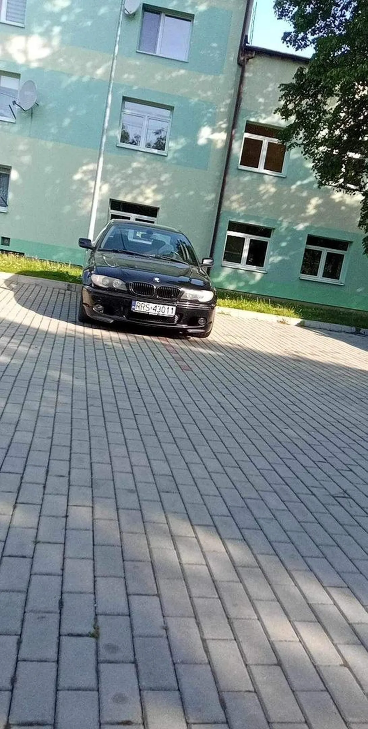 Zaparkował na 2 miejsca, ledwo co nie ma gdzie zaparkować a on zajął 2 miejsca