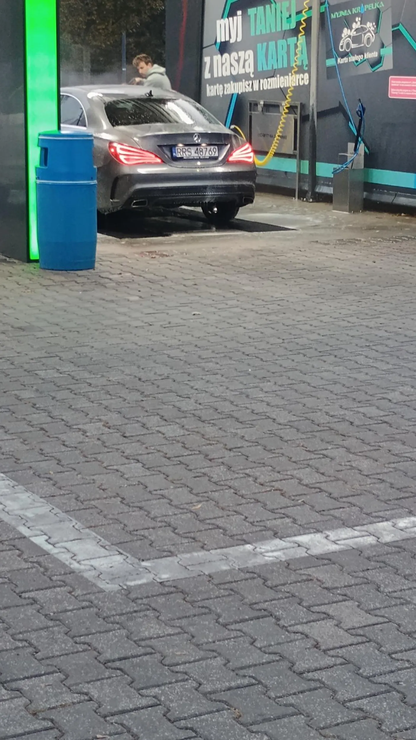 *uj mi zajechał drogę na myjni prawie doszło do kolizji, dziewczyna na  miejscu pasażera jest 6/10