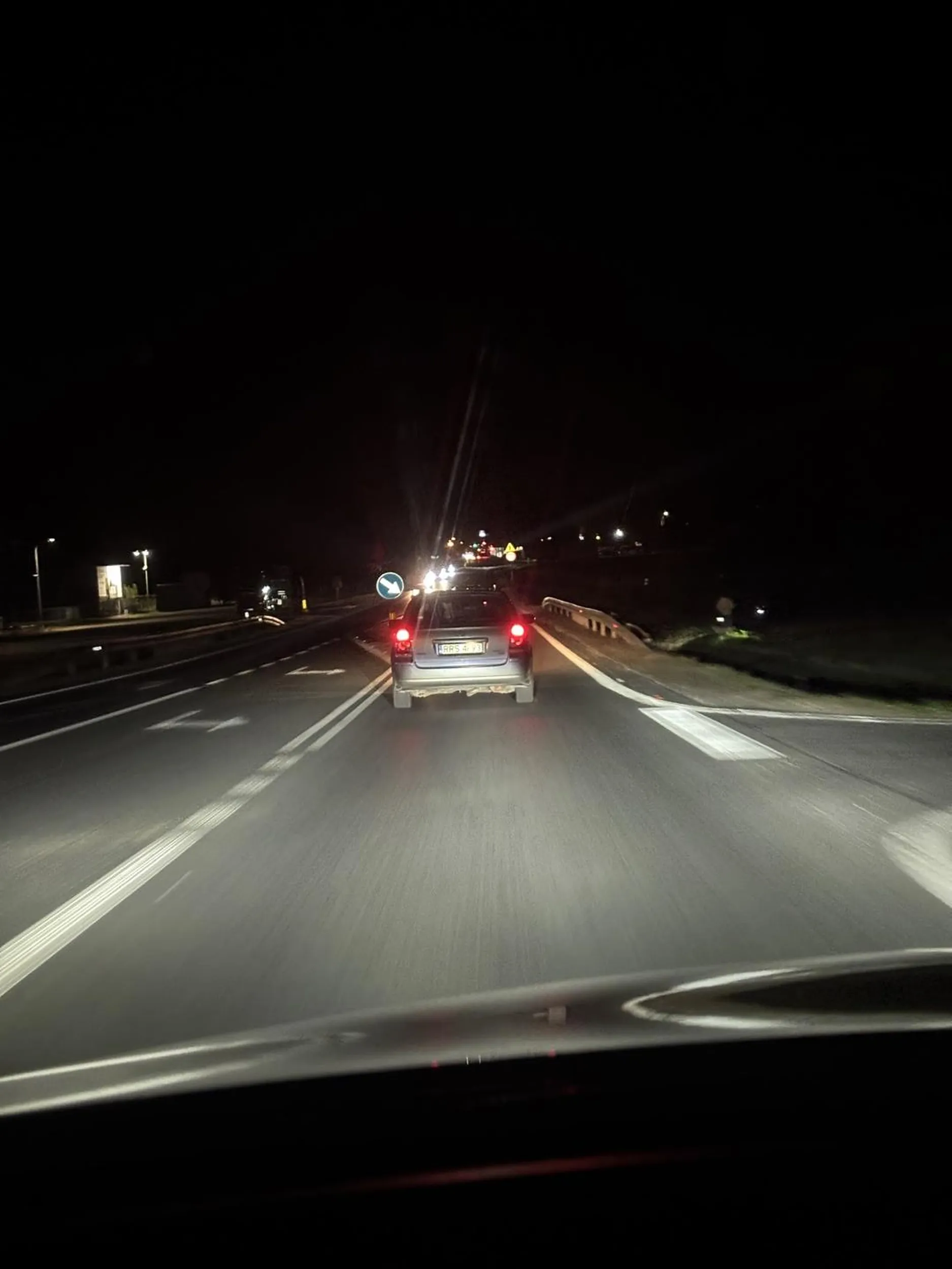 Chcesz go wyprzedzić lewym pasem to przyspiesza i ma małego siurka