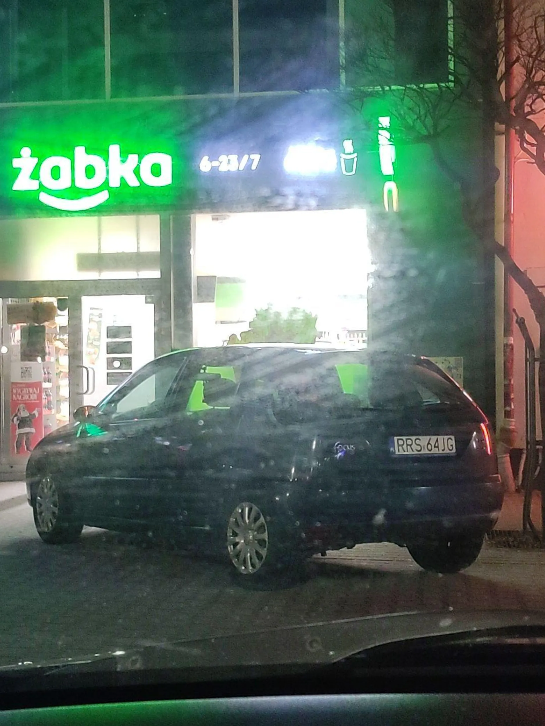 ZGUBIŁAŚ MNIE POD LADĄ