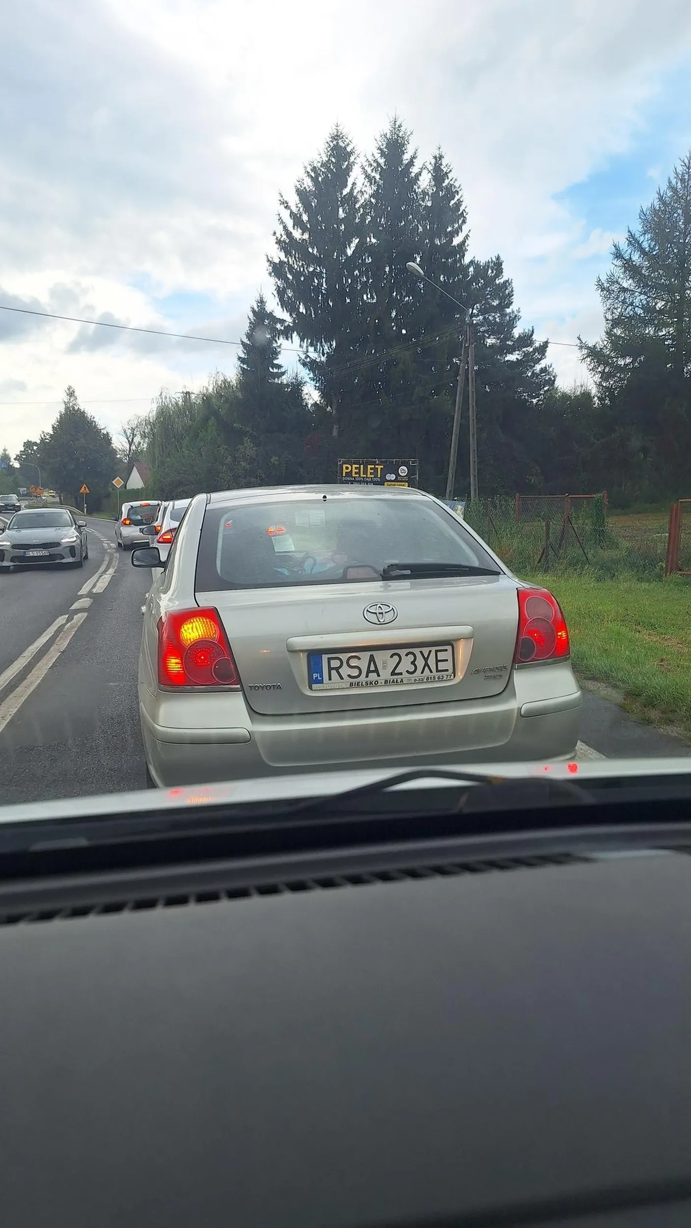 Wieśnia nie umie utrzymać rąk na kierownicy, bo trąbi bez powodu. Później staje na środku drogi, nie pozwalając innym opuścić skrzyżowania. Lecz się chłopie.