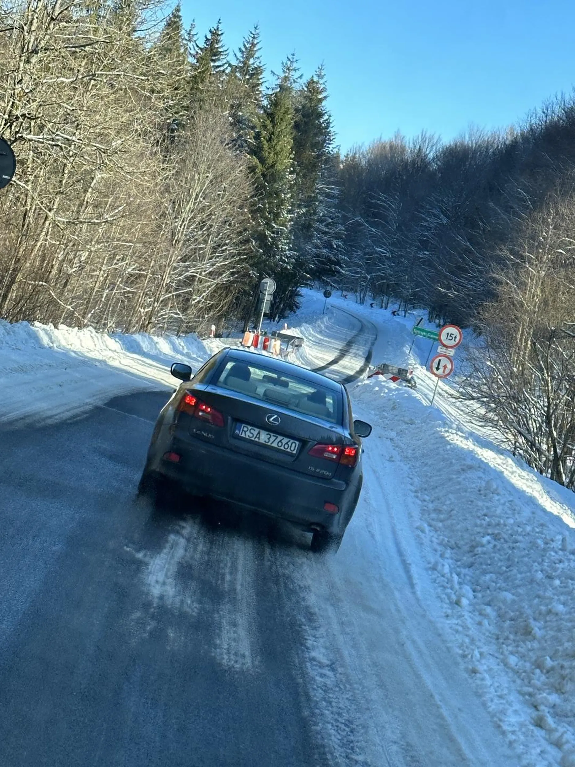 Jeździsz typie jak emeryt rencista 40 na godzinę i nie dajesz się wyprzedzić i zero patrzenia w lusterka dramat !!!
