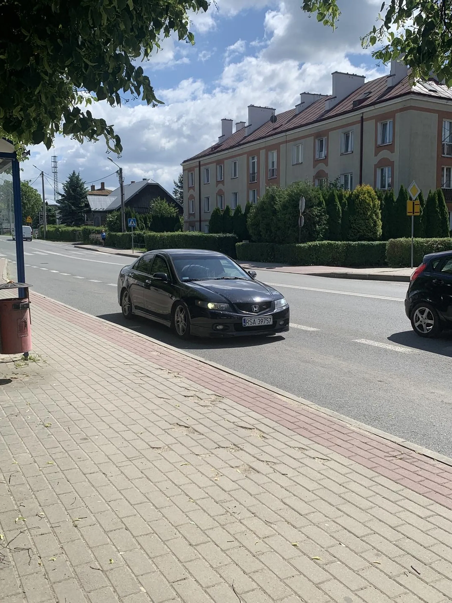 Parkuje na środku przystanka Autobusowego.