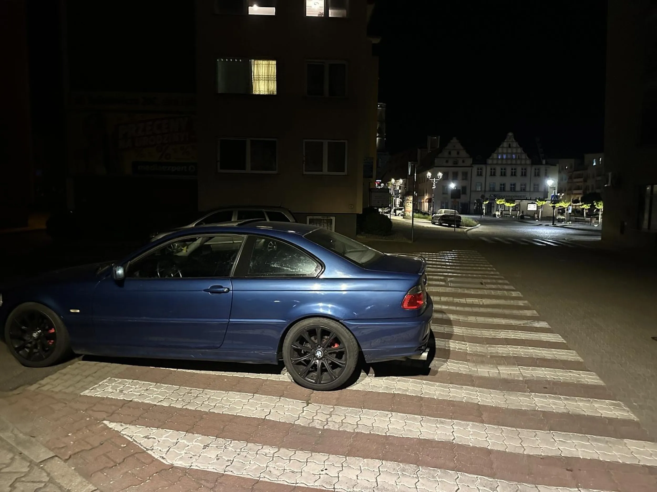 pajac w starym gruzie powinien nauczyć się parkować i naprawić dziurawy tłumik. Śmierdzi jak z kosiarki.