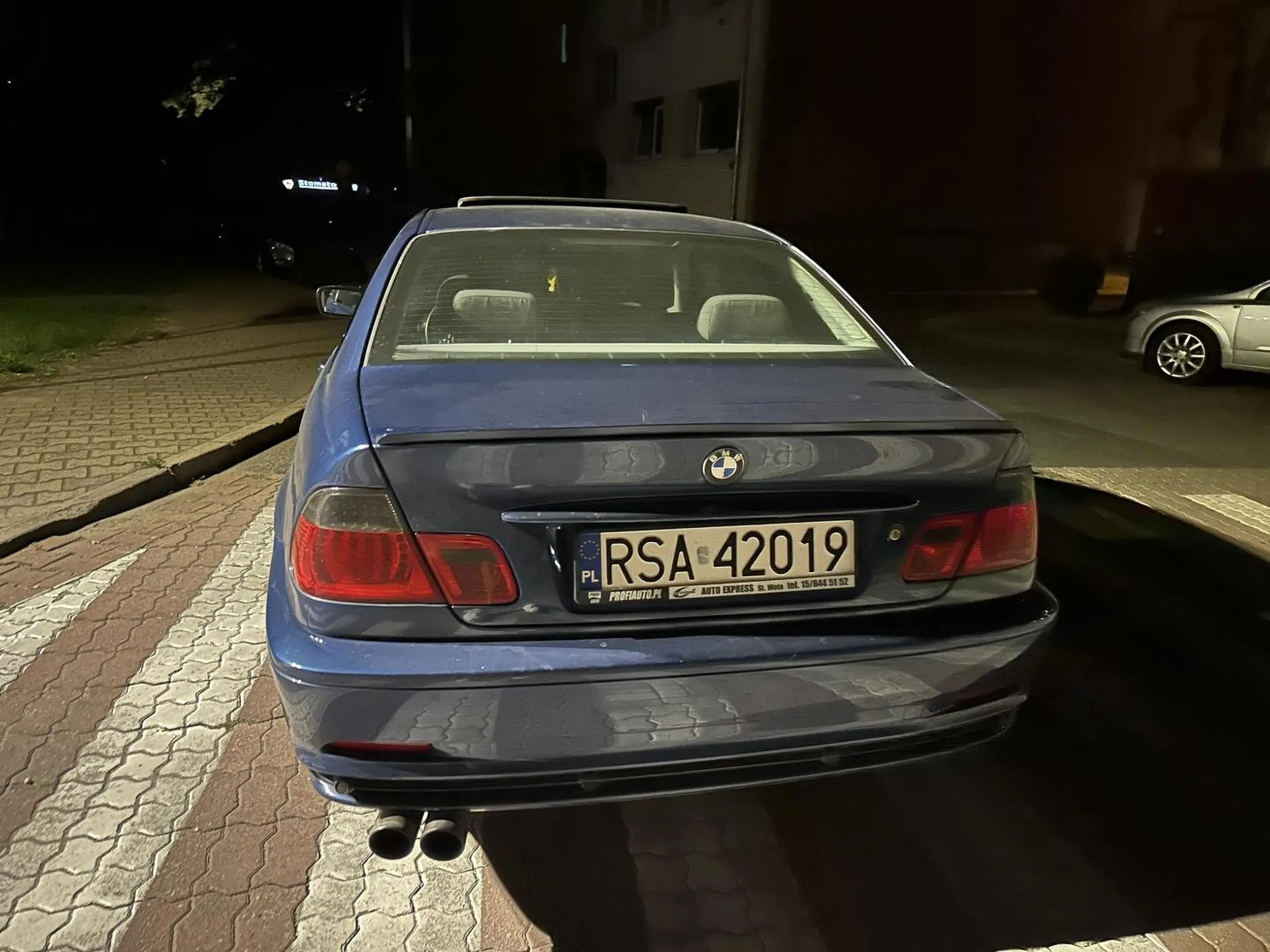 pajac w starym gruzie powinien nauczyć się parkować i naprawić dziurawy tłumik. Śmierdzi jak z kosiarki.