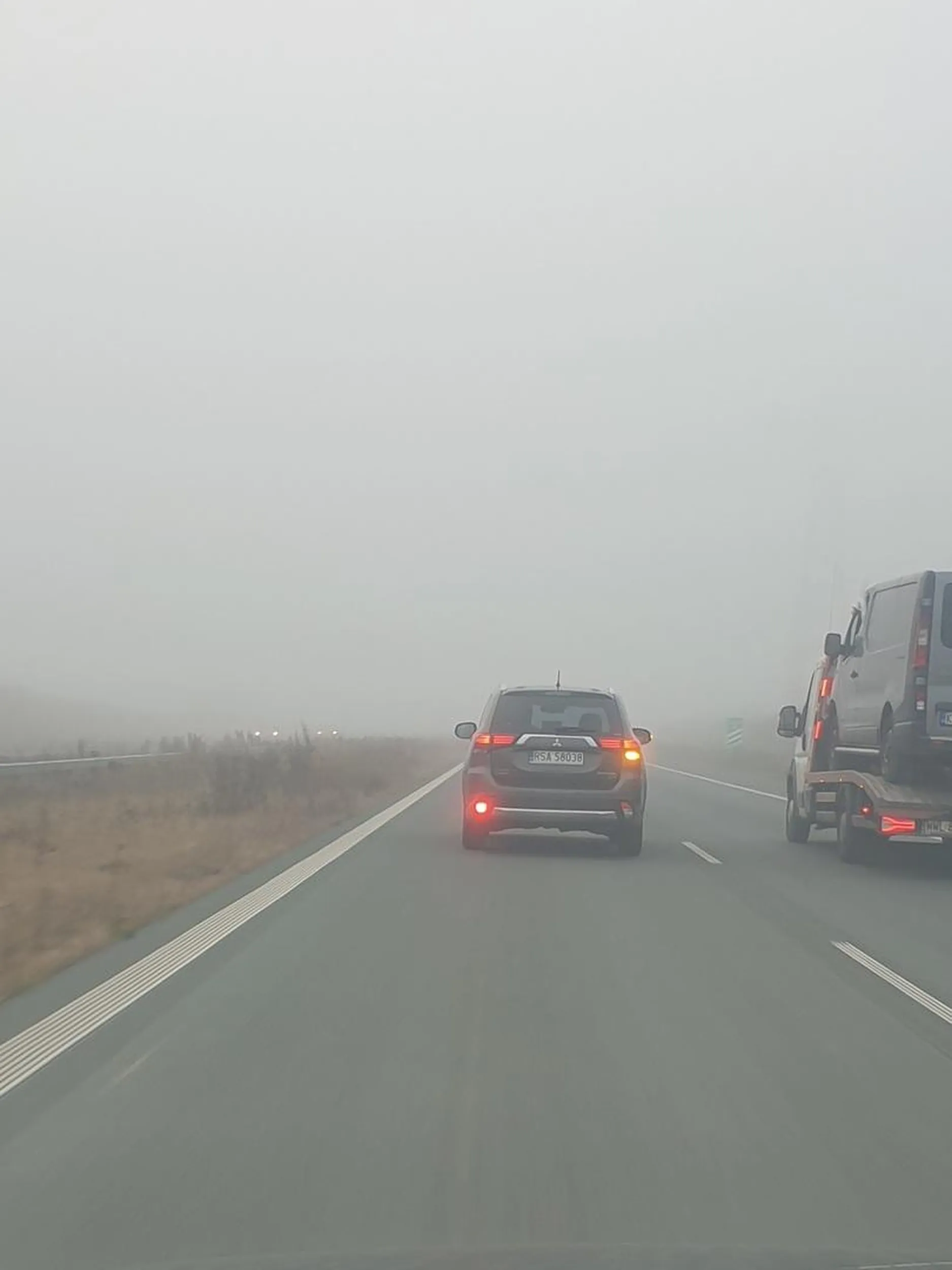 Coraz więcej takich zawalidróg lewego pasa. Za 500m jedzie ciężarówka wiec jegomość musi zjechać już na lewy po czym za kilometr jedzie następna wiec jegomość, nie zjedzie na prawy po wykonaniu wyprzedzania, tylko buja sie lewym :/ porażka