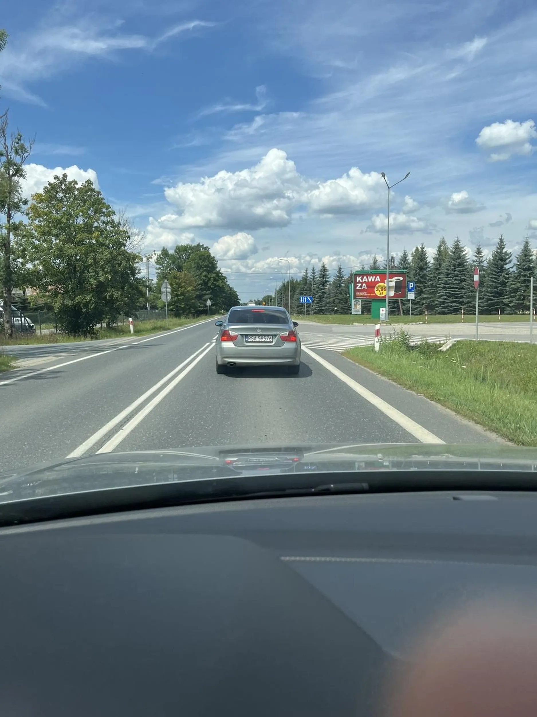 W skrócie, ciesz się że jechałem służbówko bez kamerki. Dawno takiego kretyna nie spotkałem na drodze podwójna ciągła, 2 razy przejście, 4 skrzyżowania. A pajac lewy pas i sznur samochód wyprzedza w godzinach szczytu, o prędkości nie wspomnę.  Pierwszy raz miałem ochotę kogoś pozbawić prawka, ale no niestety gówniarzu z bmw masz szczęście !