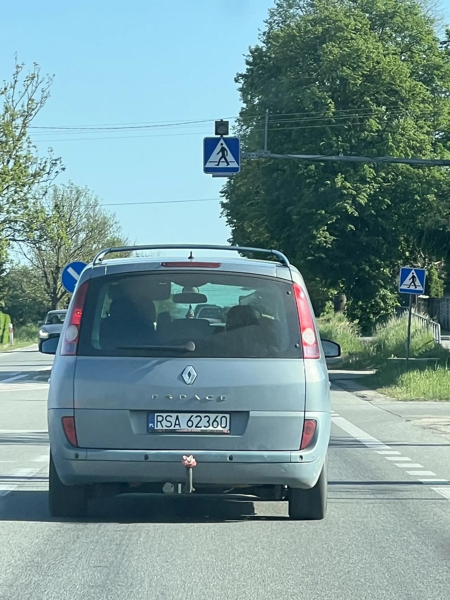 Sanok i wszystko jasne, kierowca przyspieszył na lewym pasie po czym wbił mi się przed maskę i zahamował 3 razy. Nieudana próba wymuszenia odszkodowania i frustracja że ktoś jechał cały czas szybciej prawym pasem. XD Ale byqu, spokojnie. Nagranie z kamerki trafiło na policyjną skrzynkę.