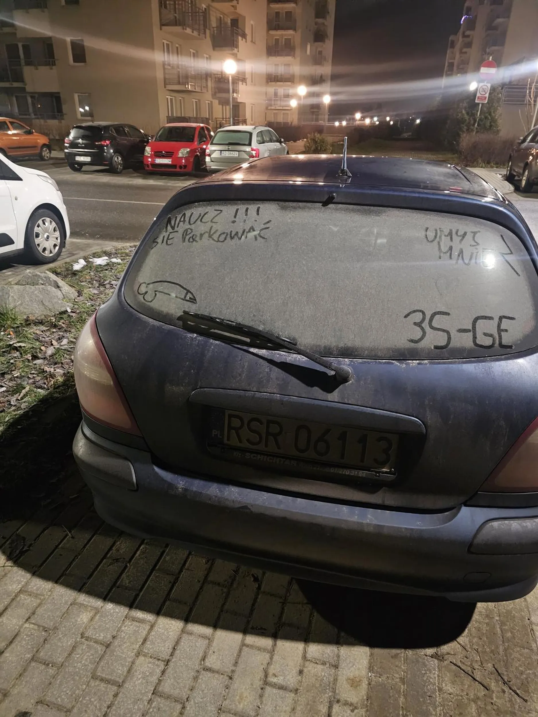 Nie moje malowidła ale mają rację ? połowa parkingu pusta a ten na drodze....