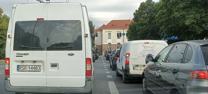 Kretyn zmienia pasy ruchu na skrzyżowaniu. Zepchną mnie na sąsiedni pas, dobrze że była na nim luka.