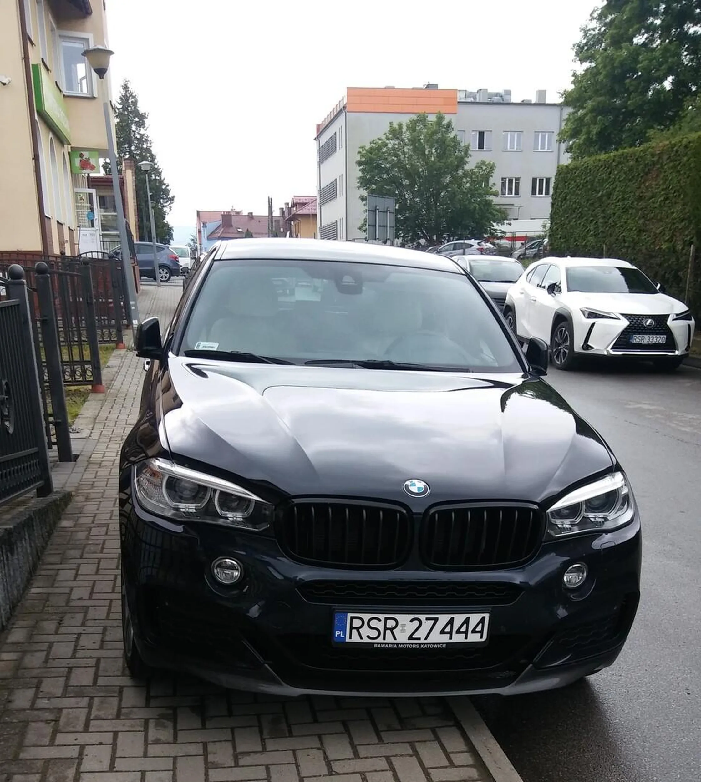 Zaparkowanie przy przejściu dla pieszych i  częściowo na chodniku co blokowało ruch ponieważ nie miały jak się minąć auta to raczej szczyt cwaniactwa