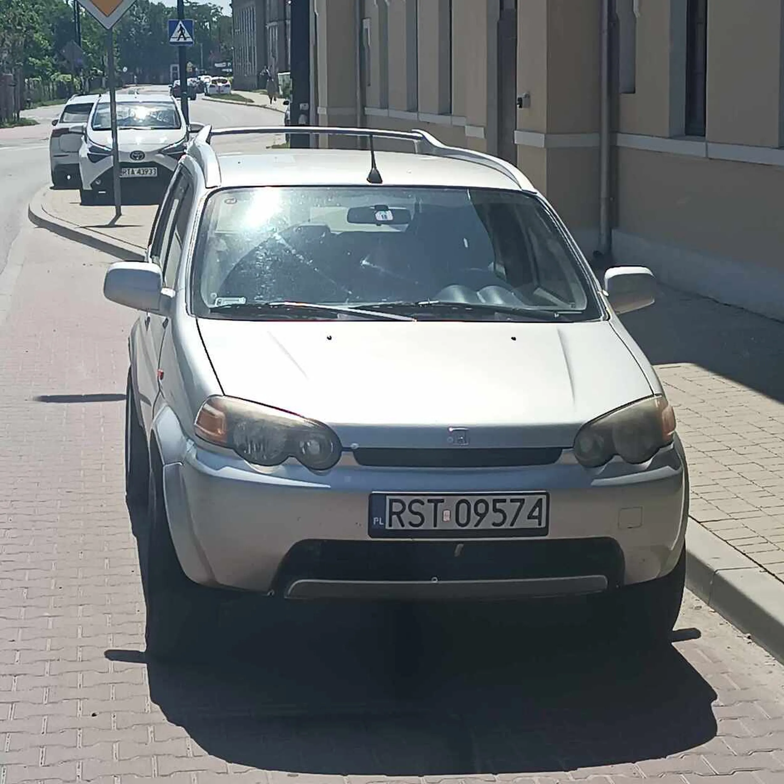 Kierowca zaparkował samochód na środku przystanku autobusowego, autobusy miały problemy z wjazdem na przystanek oraz z wyjazdem