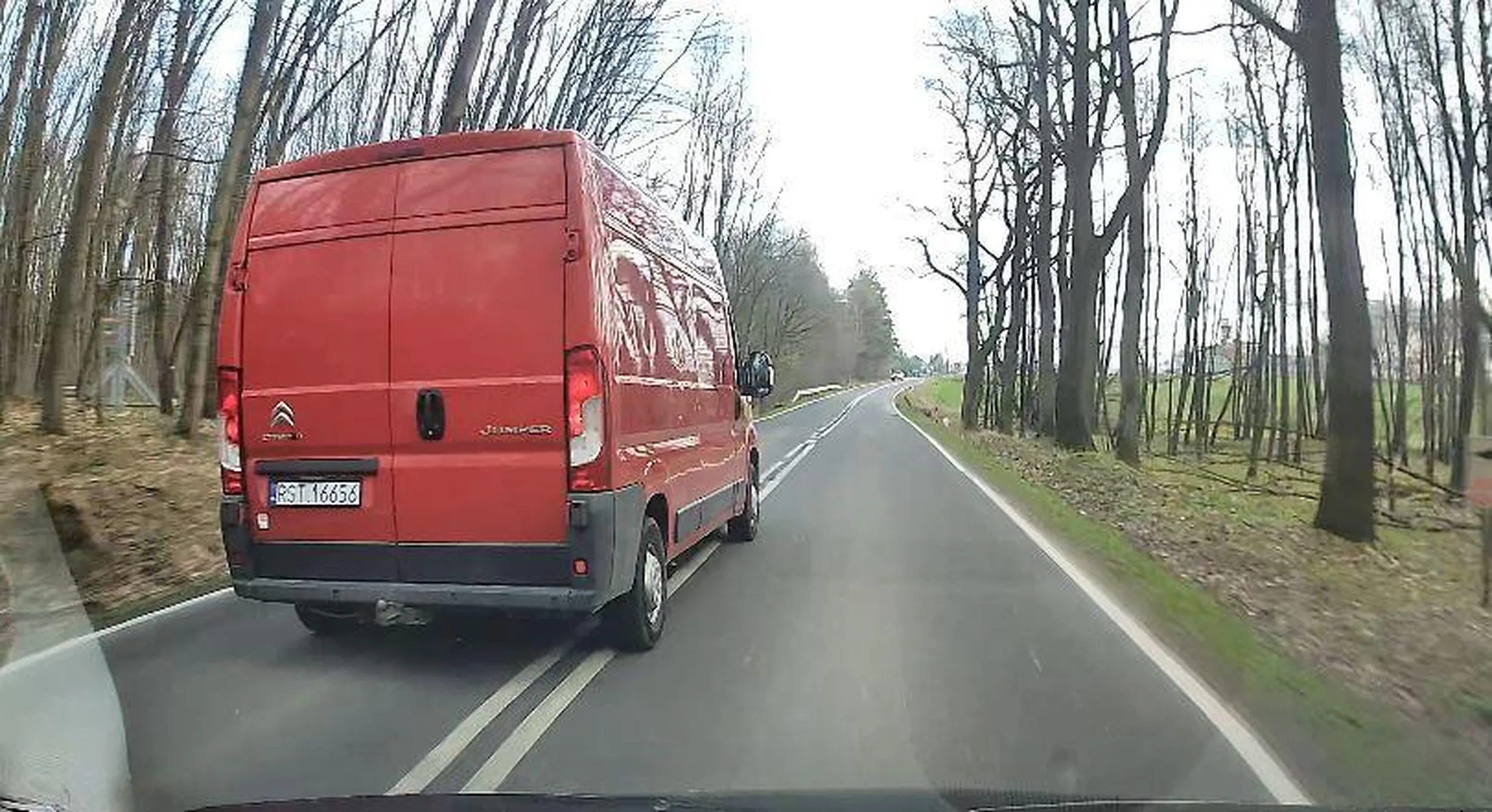 wyprzedzić auto jadące 100 żeby po chwili skręcić. mistrz....