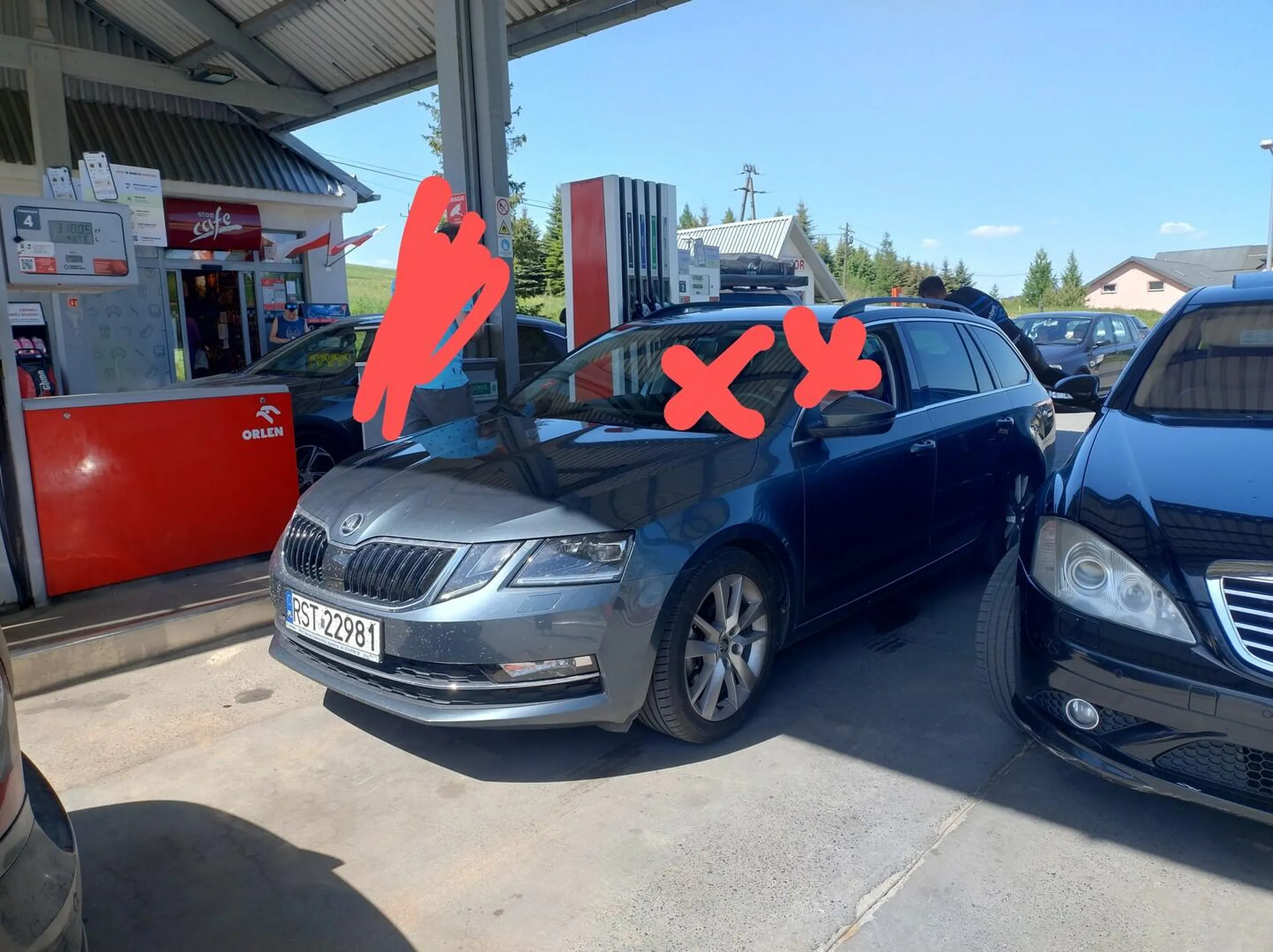 Na stacji benzynowej zastawił dystrybutor i poszedł robić kawę, jeść hot dogi. Kolejka się zrobiła na 10 samochodów. Na prośbę o przestawienie powiedział, że nie może, bo teraz je.