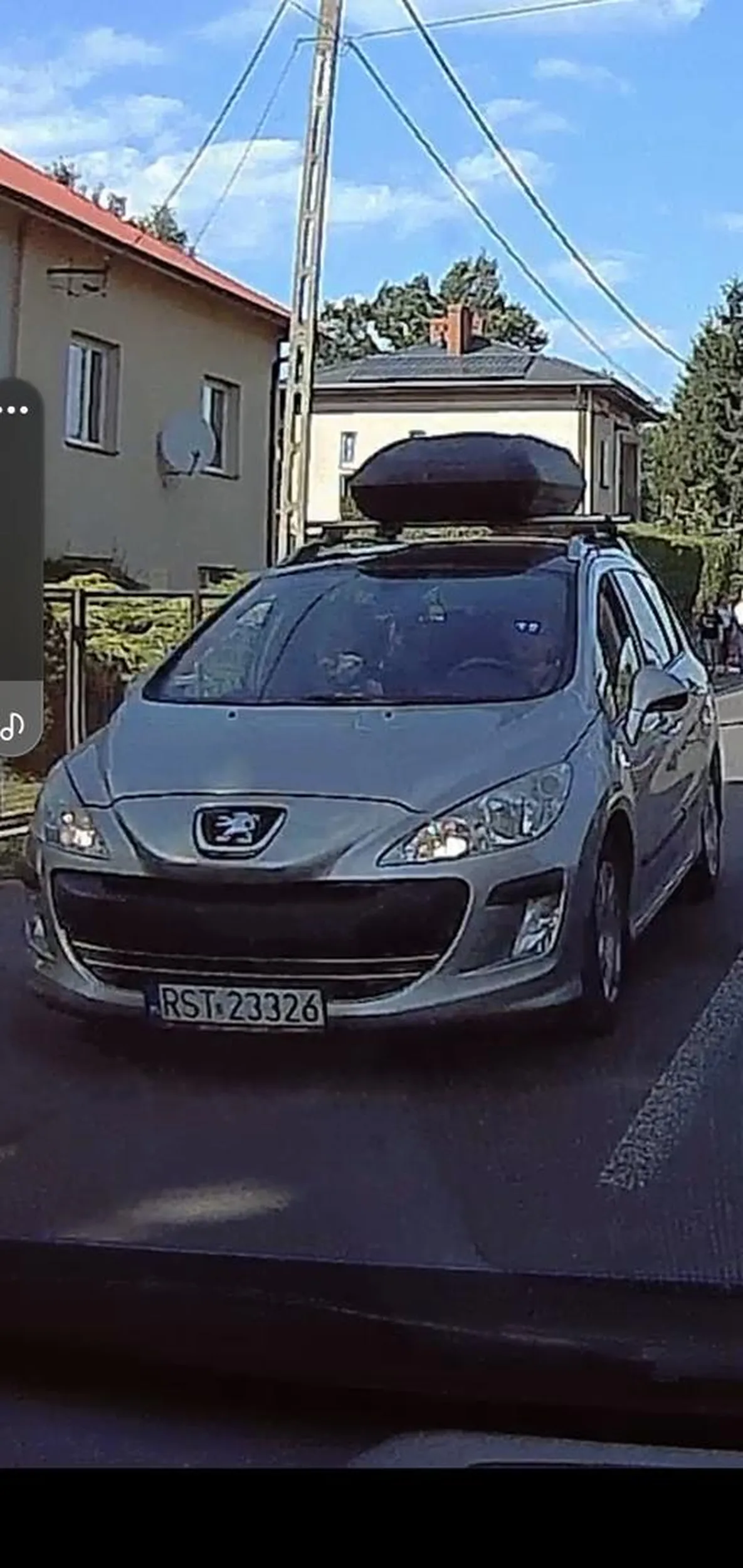 Uważajcie. To cwaniaczek .Nie grzeszy kulturą jazy.