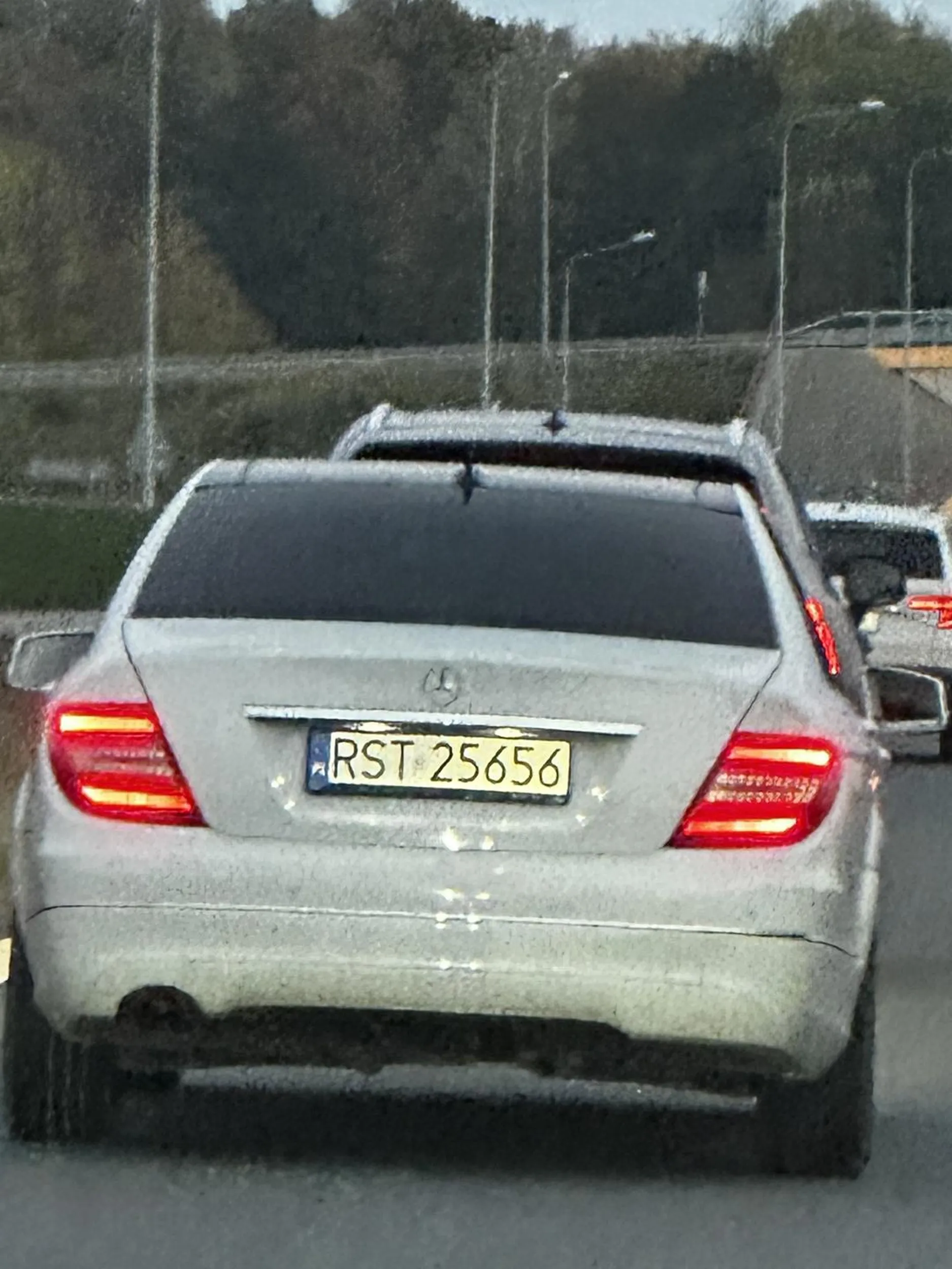 Naucz się szczylu odstęp trzymać na autostradzie a nie te 150 koni katujesz