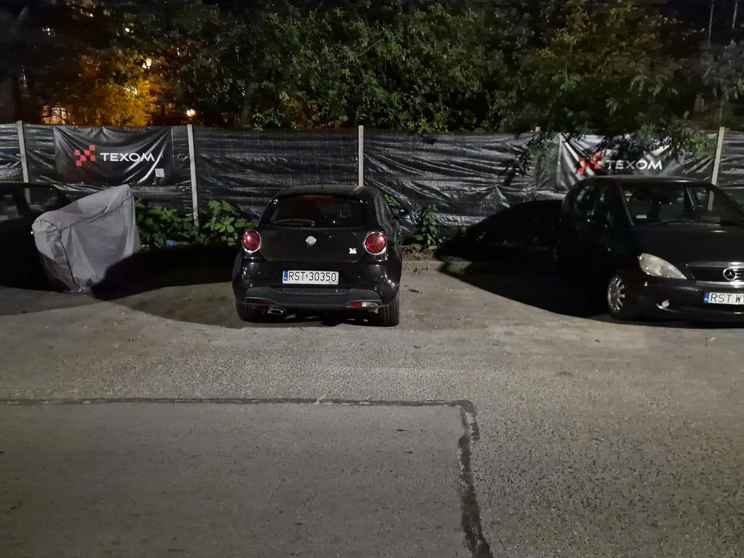 Nie dość że i tak jest mało miejsca do parkowania to Pani postanowiła zająć dwa miejsca..