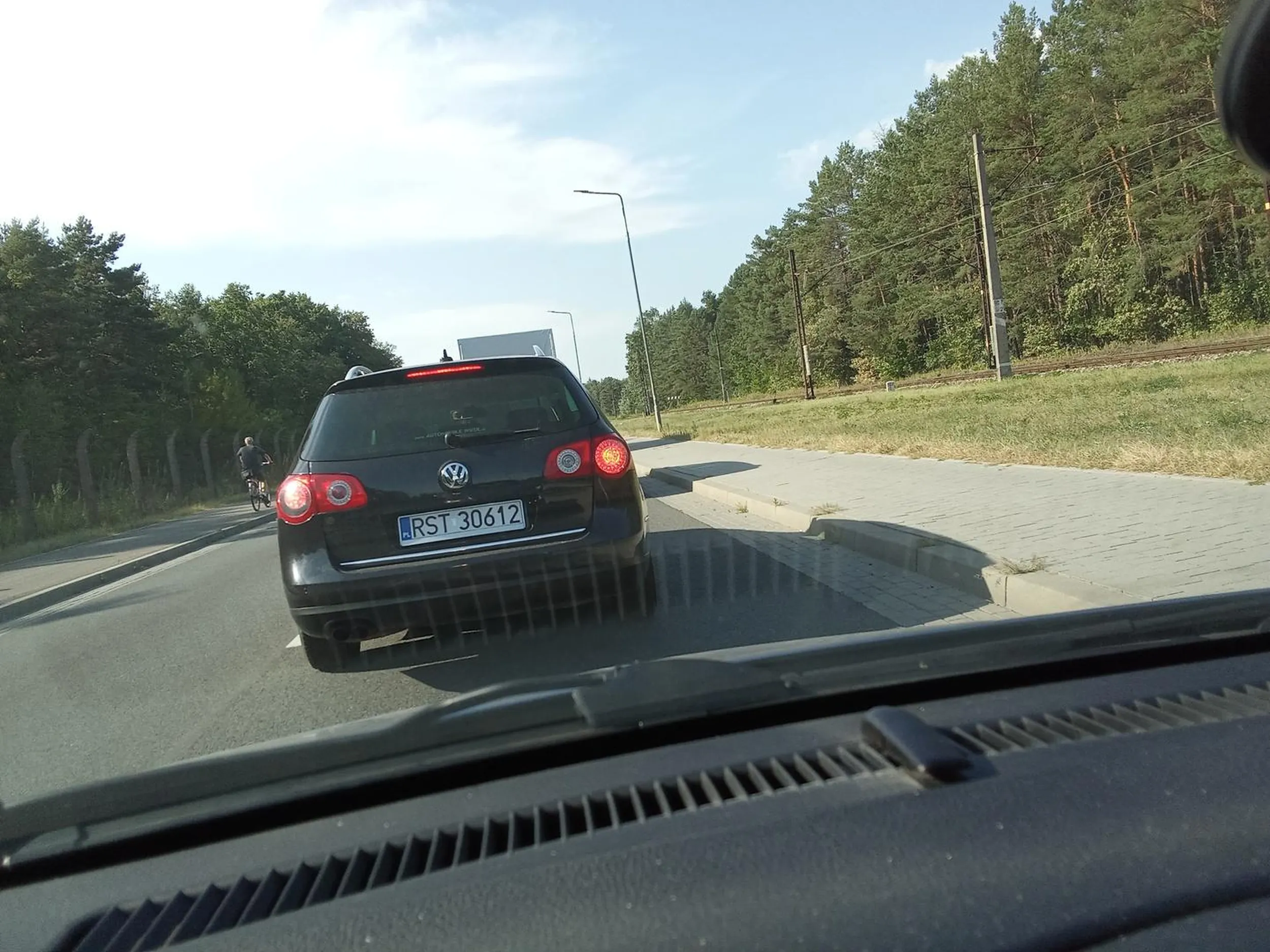 Kierowca nieodpowiedzialny i nierozważny. Na drodze o dużym natężeniu ruchu drogowego wyprzedzał na skrzyżowaniu oraz bezpośrednio przed i na przejściu dla pieszych z dużą prędkością. Kierowca ewidentnie prawo jazdy wygrał w chipsach.