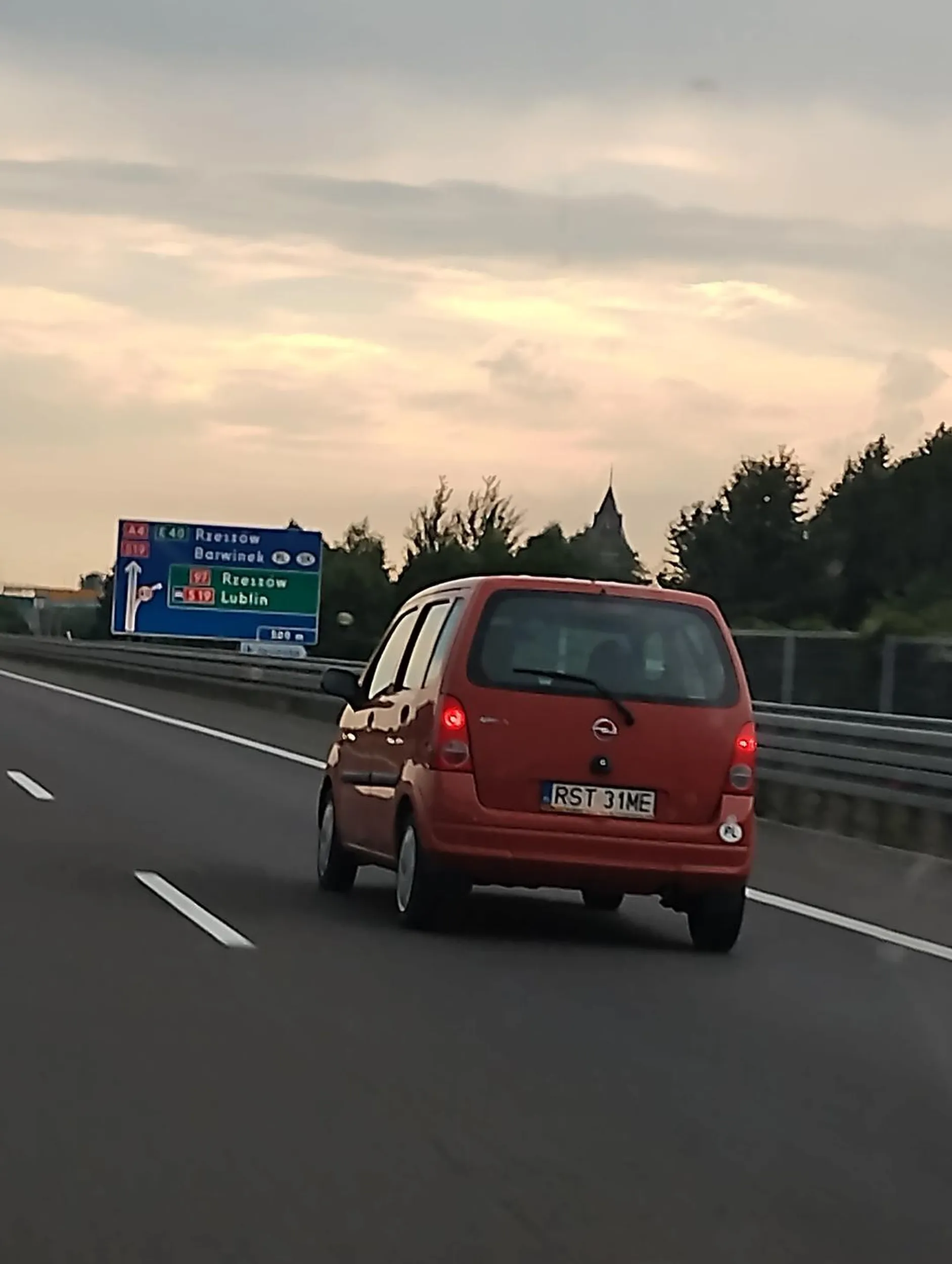 Kierowca na autostradzie zajeżdżał prawy pas bez możliwości wyprzedzenia.