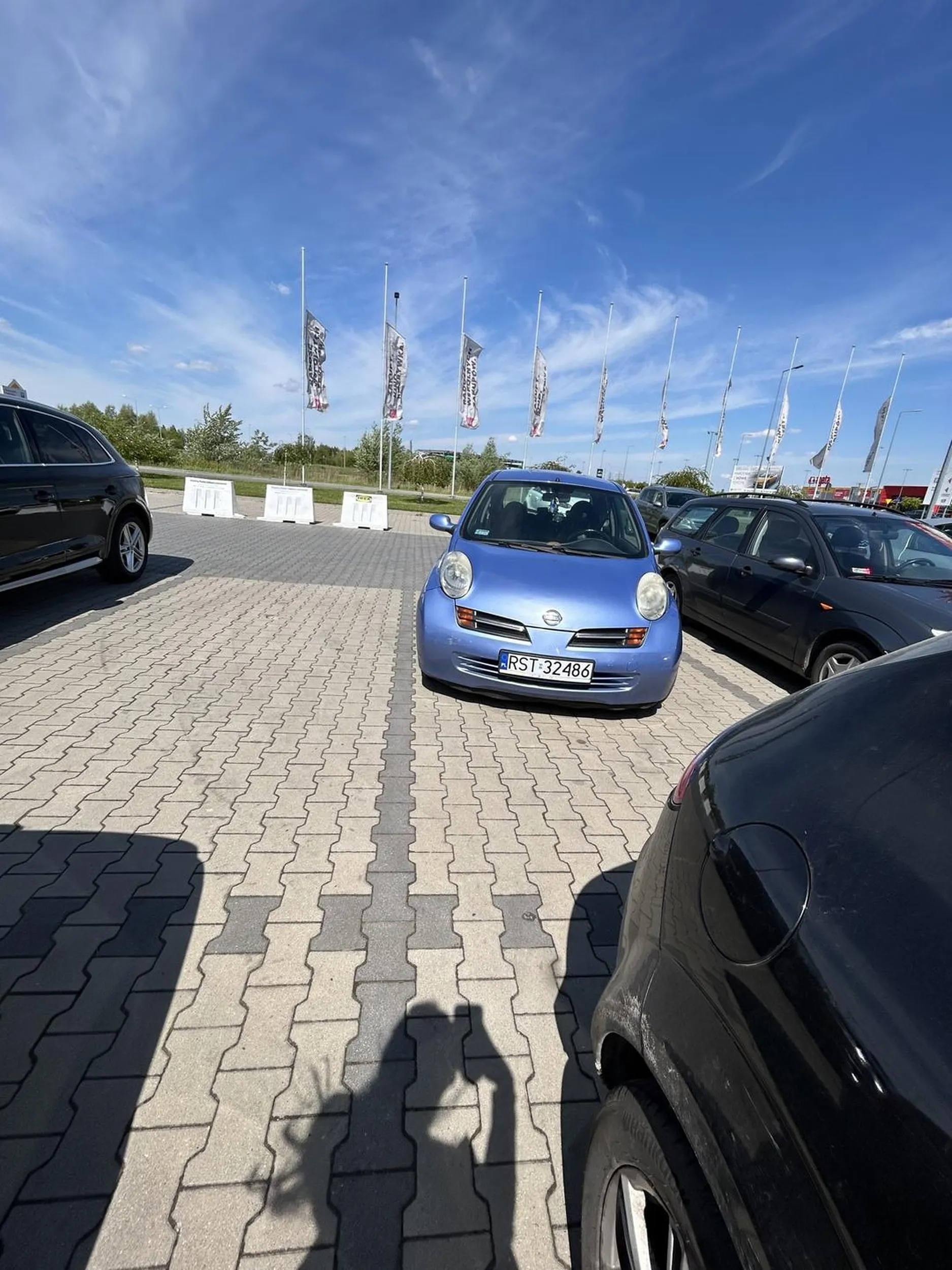 Gwarantuję, że na żywo wyglądało 1000x gorzej, współczuję pani, która zaparkowała chwilę później na wolnym miejscu obok, nie wiem czy dała radę drzwi otworzyć, nie sądzę.