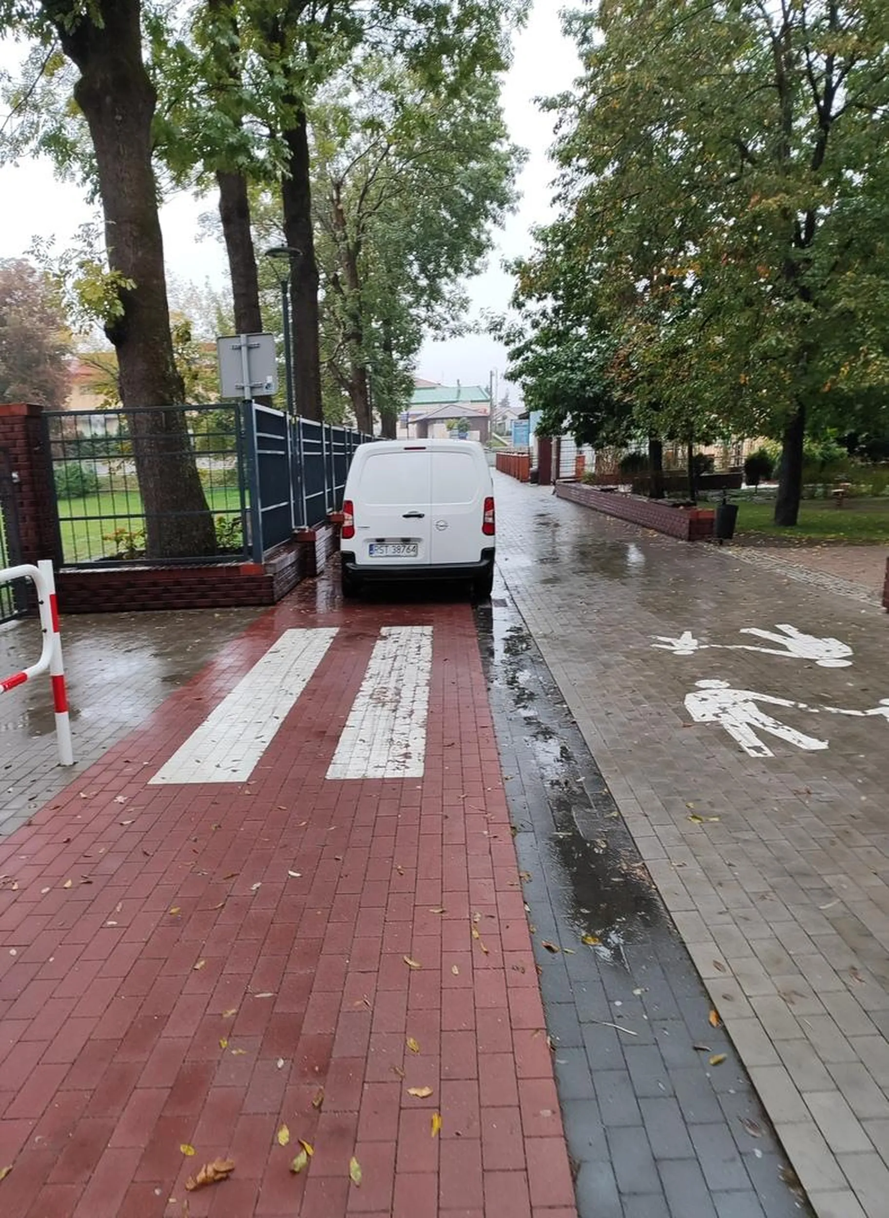 Takiego ćwoka należałoby po kohones skopać. Żeby zastawić pod szkołą podstawową ścieżkę dla rowerów i przejście. Imbecyl, gdzie jest policja.