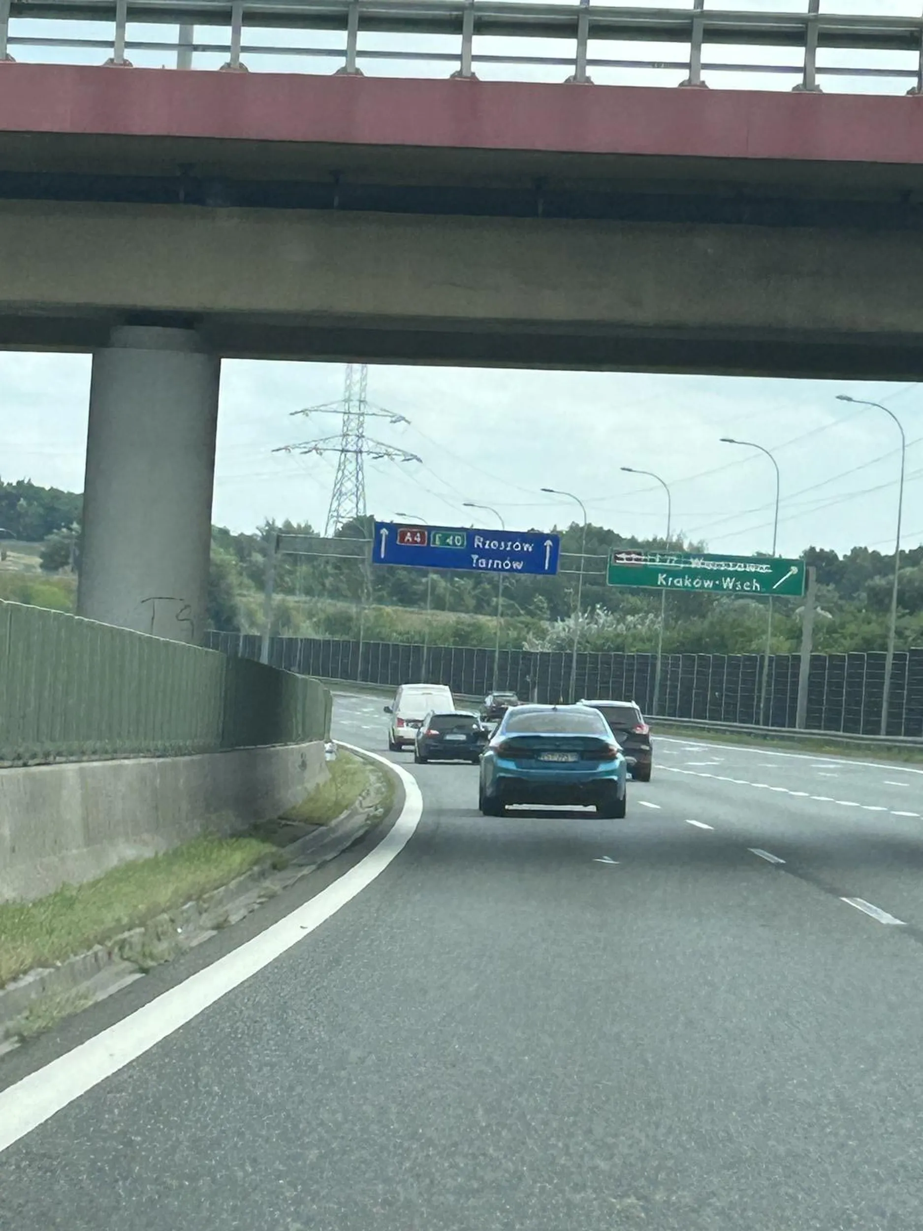 Dobrze byłoby jeszcze nauczyć się używać kierunkowskazów na autostradzie przy zmianie pasa ruchu ;) Beta fajna