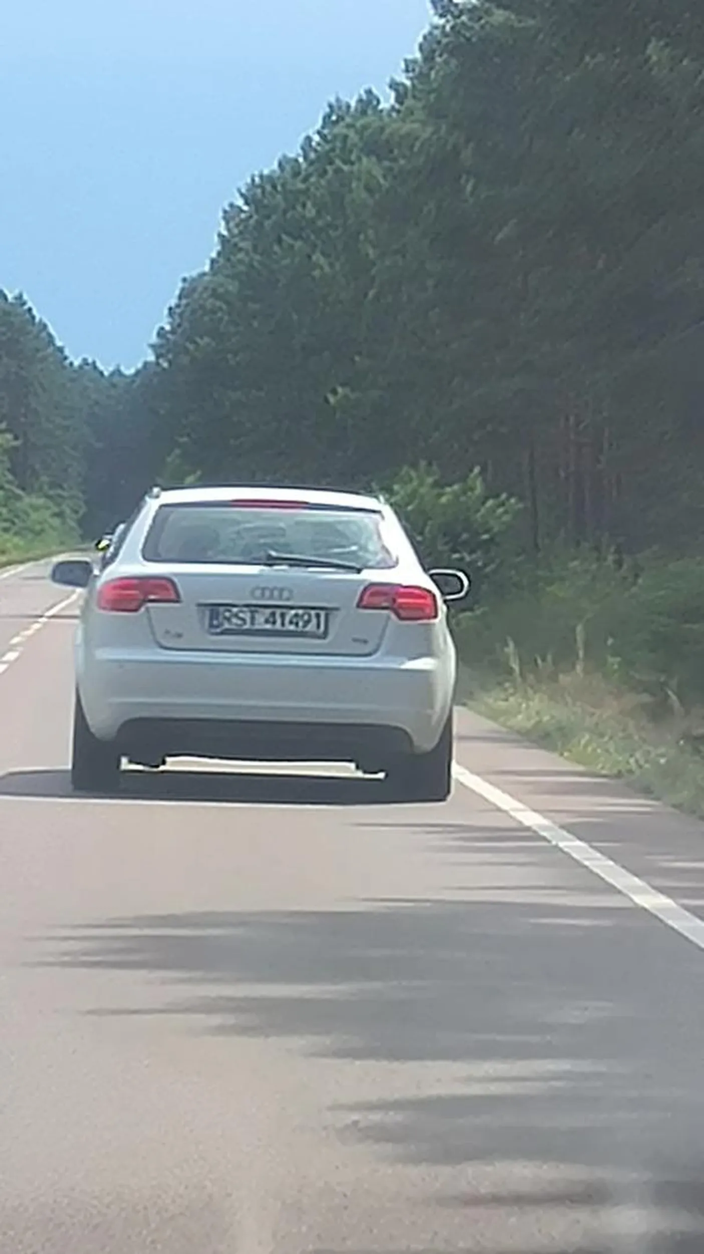 Sytuacja z 1 Sierpnia 2024r. Jadę prawym pasem (droga dwujezdniowa) z tego co widziałem kobieta za kierownicą skręca z lewego pasa bez kierunkowskazu zmienia pas na całe szczęście prawie nic się nie stało bo szkody to draśnięte lusterko ale bardziej mi szkoda przetartych opon od krawężnika jak uciekałem bliżej prawej strony a w momencie próby zatrzymania się na rozmowę osoba zaczęła uciekać w stronę Bojanowa od sezonu podziwiam że nie bała się pani na zakrętach tak szybko jechać nie będę mówił prędkości ale można się domyślić jak opony piszczały na każdym zakręcie, odpuściłem dlatego że raz pani prawie na czołówkę jechała zrozumiałem że nie myśli pani racjonalnie skoro ryzykuje już pani własne życie. Żeby prawie przepłacić własnym życiem tylko dlatego że nie chciało się być uczciwym ? zostawię to żeby pani było wstyd