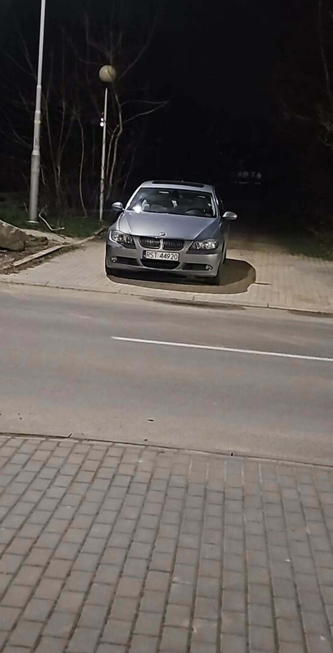 Zastawia wjazd, mało tego stanął jak pi.....