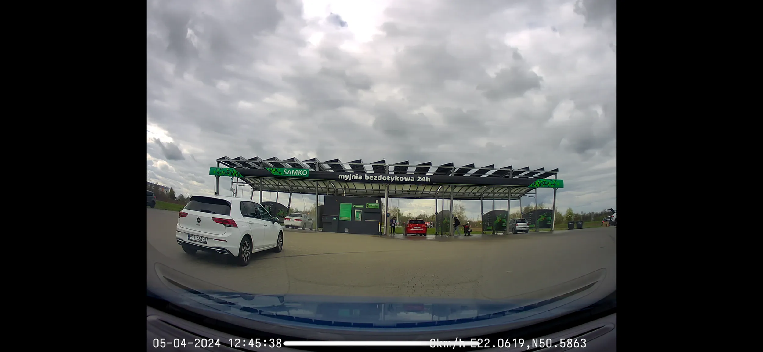 Stanij jeszcze dalej ty szma…. Co na stacji paliw też tak stoisz ? Jak zwolni ci się miejsce to podjeżdżasz dopiero. Co nigdy w kolejce nie stałaś. A no tak księżniczka na polskich drogach. Już tłumaczę co się stało. Podjechałem sobie do stanowiska żeby zająć miejsce a tam mi trąbi że ja jej kolejkę zajmuje. Skąd mam wiedzieć które miejsce sobie zajmiesz jak stoisz tak daleko.