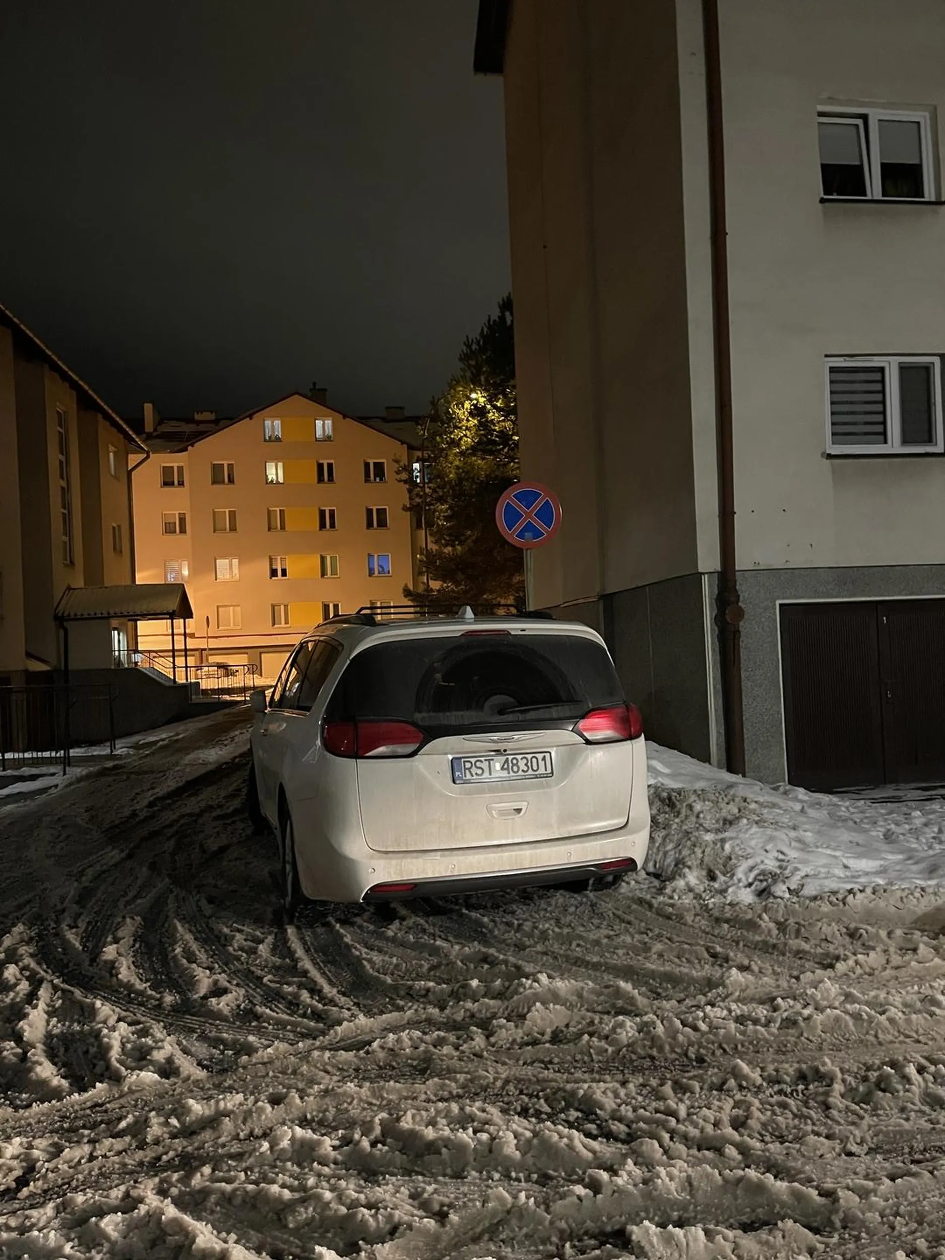 Parkuje na zakazie na wąskiej przyblokowej uliczce blokując przejazd większym pojazdom oraz uniemożliwiając wjazd do garażu.