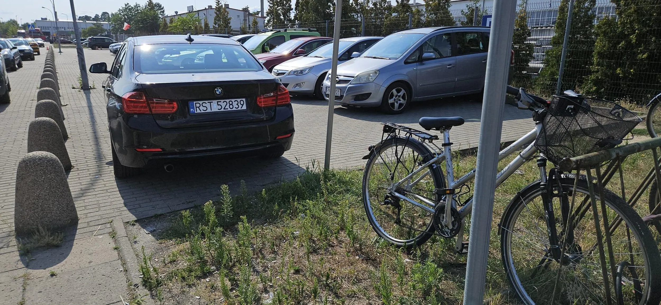 Dziad nie potrafi parkować to zastawia innych