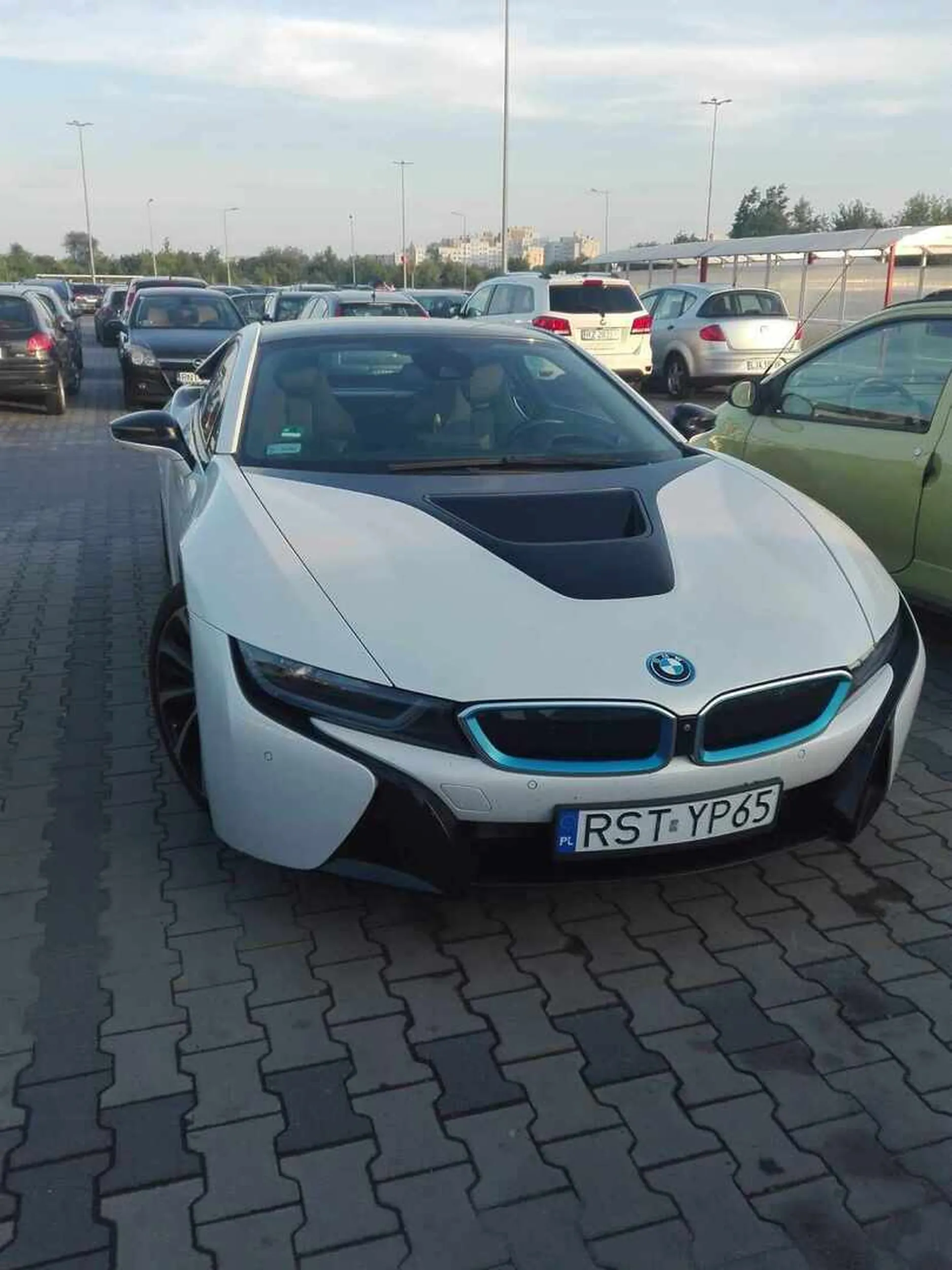 Piękne BMW ostatnio je widziałem w 2018 i nie wiem co się teraz z nim dzieje proszę nie ktoś mi napisze i powie gdzie ta beemka