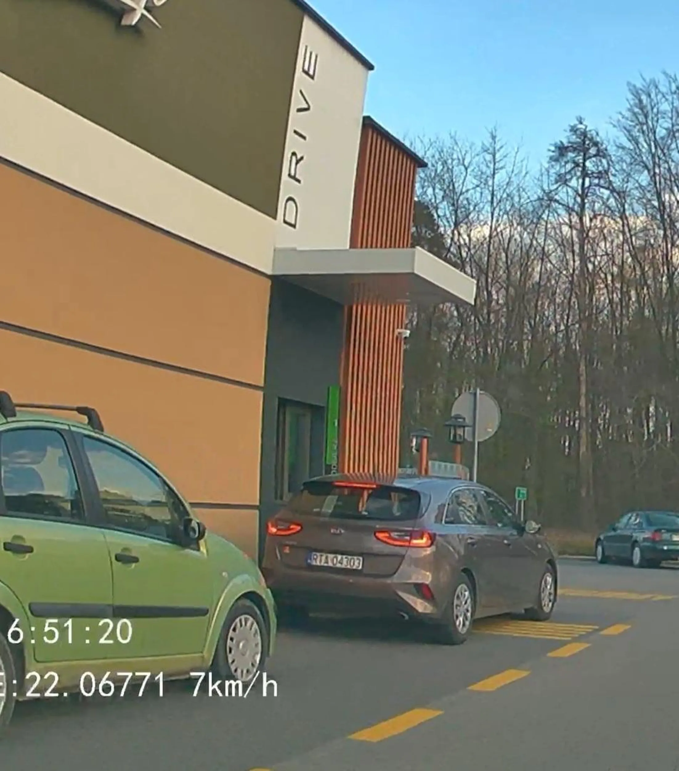 Milicja stołuje się w maczku w stw