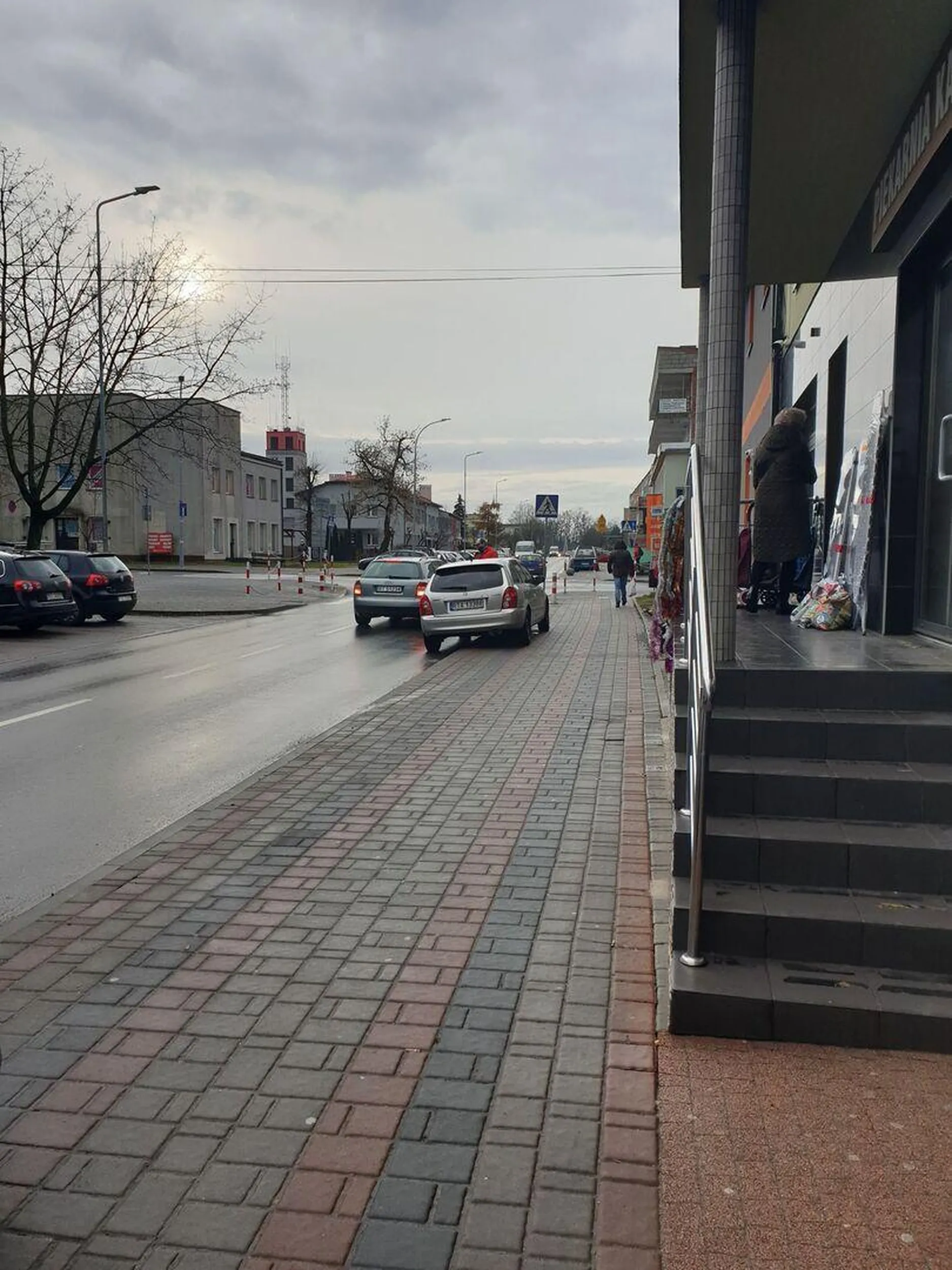 Przed samym przejściem dla pieszych.