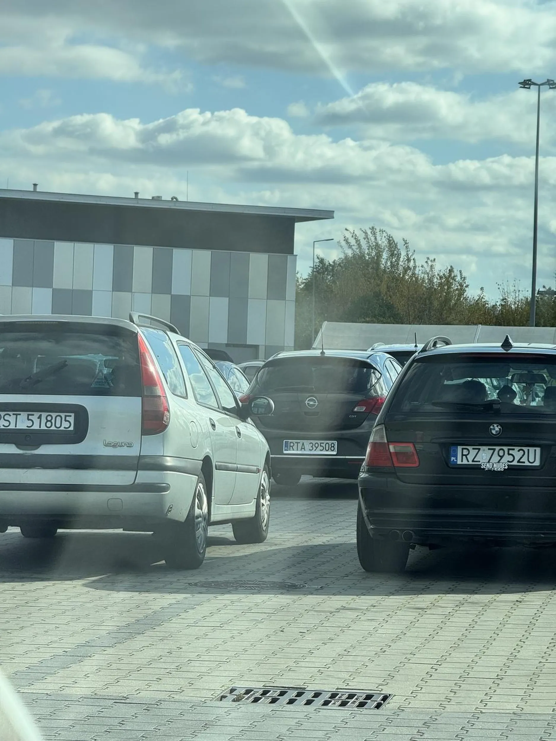 Nerwowy kawał rumuńskiego ogra spod Tarnobrzega. Jak cię stara wkruwiła to się nie wyżywaj za kółkiem ;) Jak tam kontrola policji ? Bo nagranie poszło aż miło. Świat jest mały. I jeszcze się zobaczymy i zobaczymy..