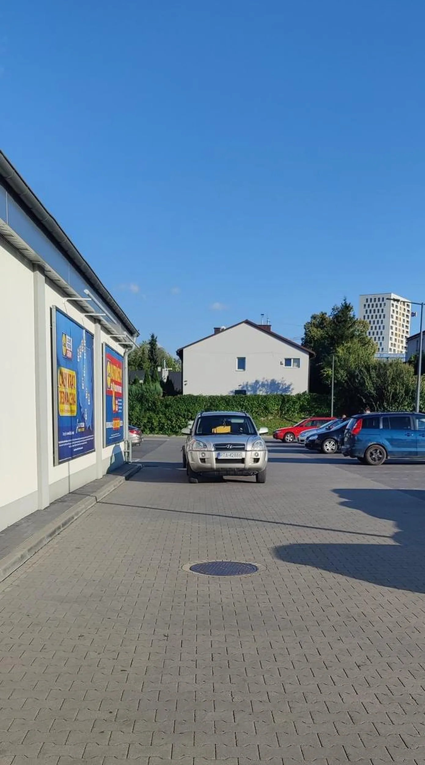 Prawie udało się idealnie zaparkować na samym środku, może następnym razem się uda , trzymam kciuki