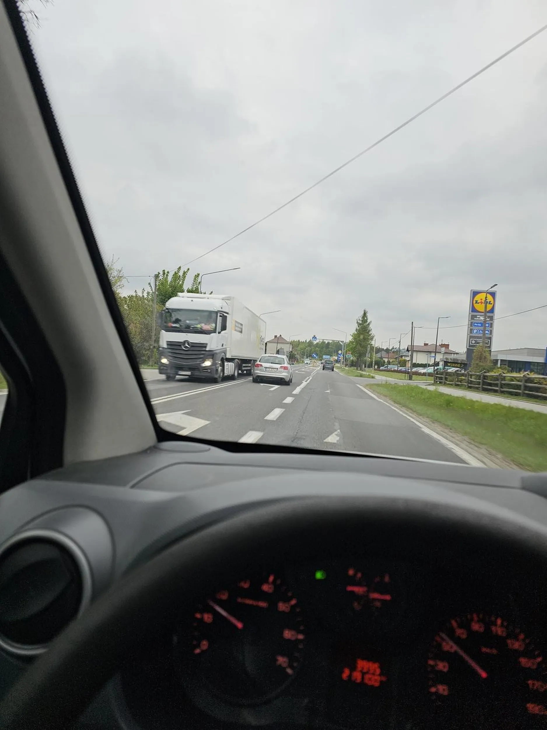 Polecam wizytę u diagnosty, żeby zabrali dowód za tak kopcące auto... Dramat, nie idzie za tym czymś jechać