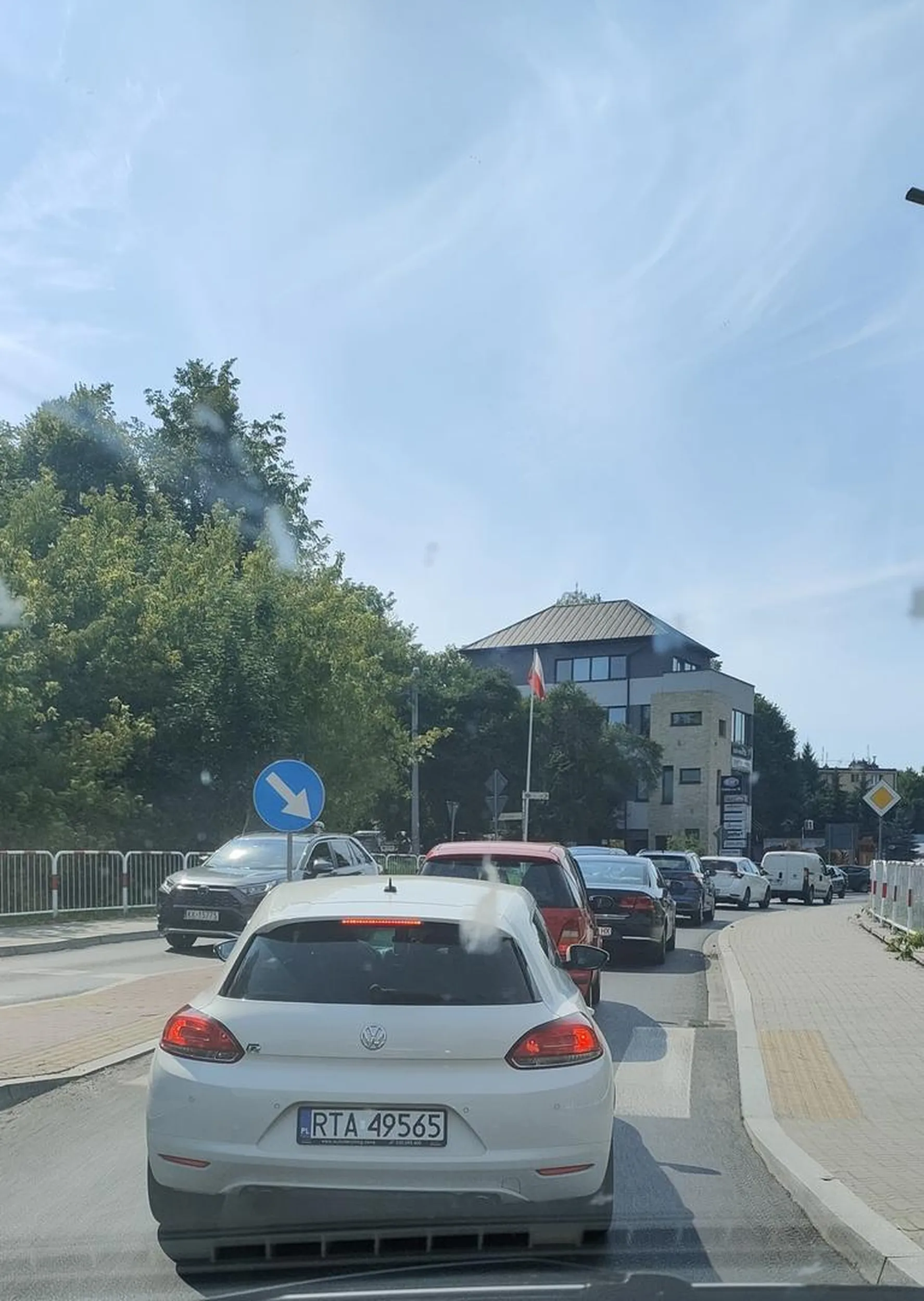 Pani zapomniała, że w cywilizowanych miejscach pety wyrzuca się do kosza, nie na ulicę przez okno.