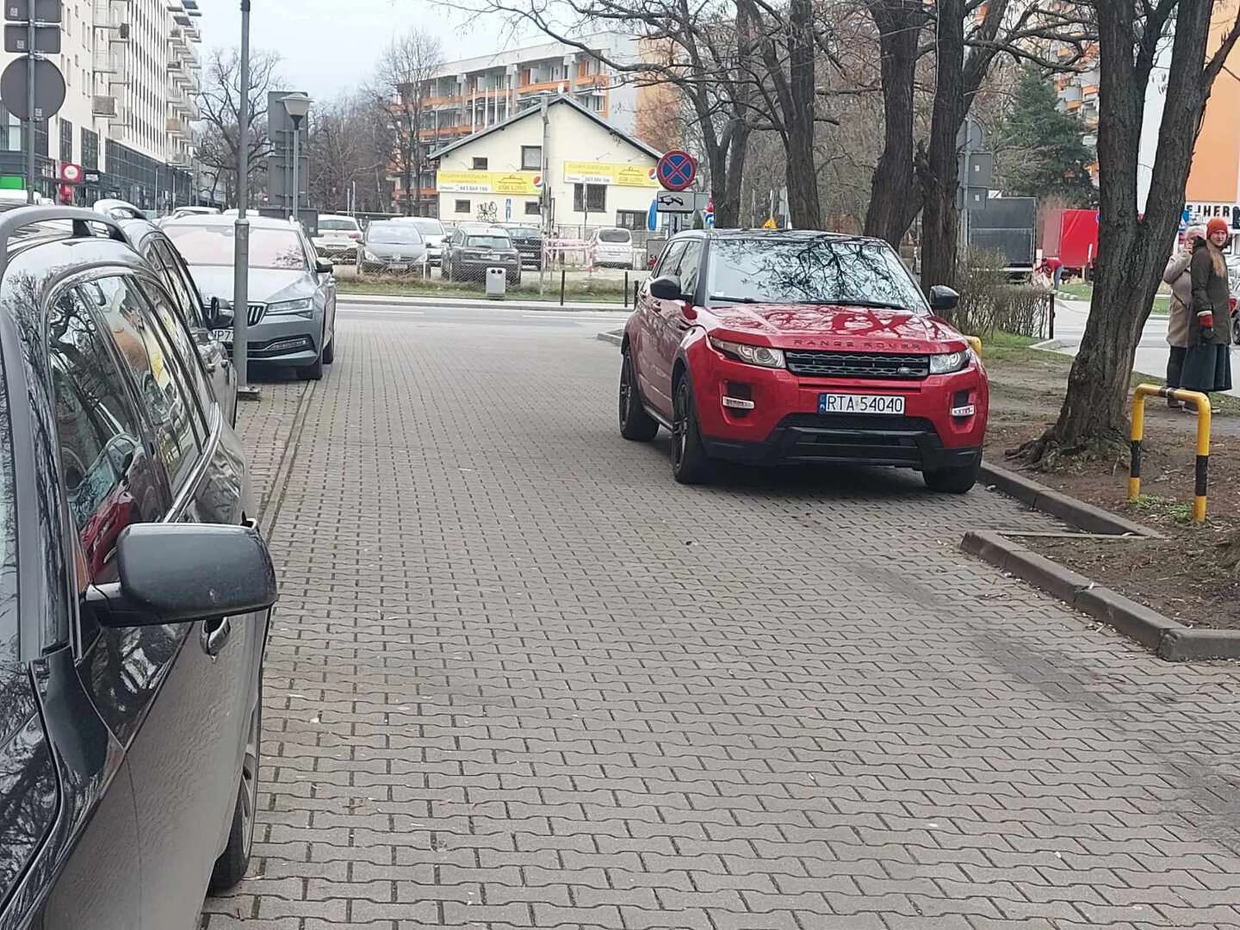 Moze czas poprosic meza o inne auto jezeli jego duzym sobie nie radzisz z parkowaniem i jestes zmuszona do porzucenia go na srodku drogi blokujac na niej ruch?