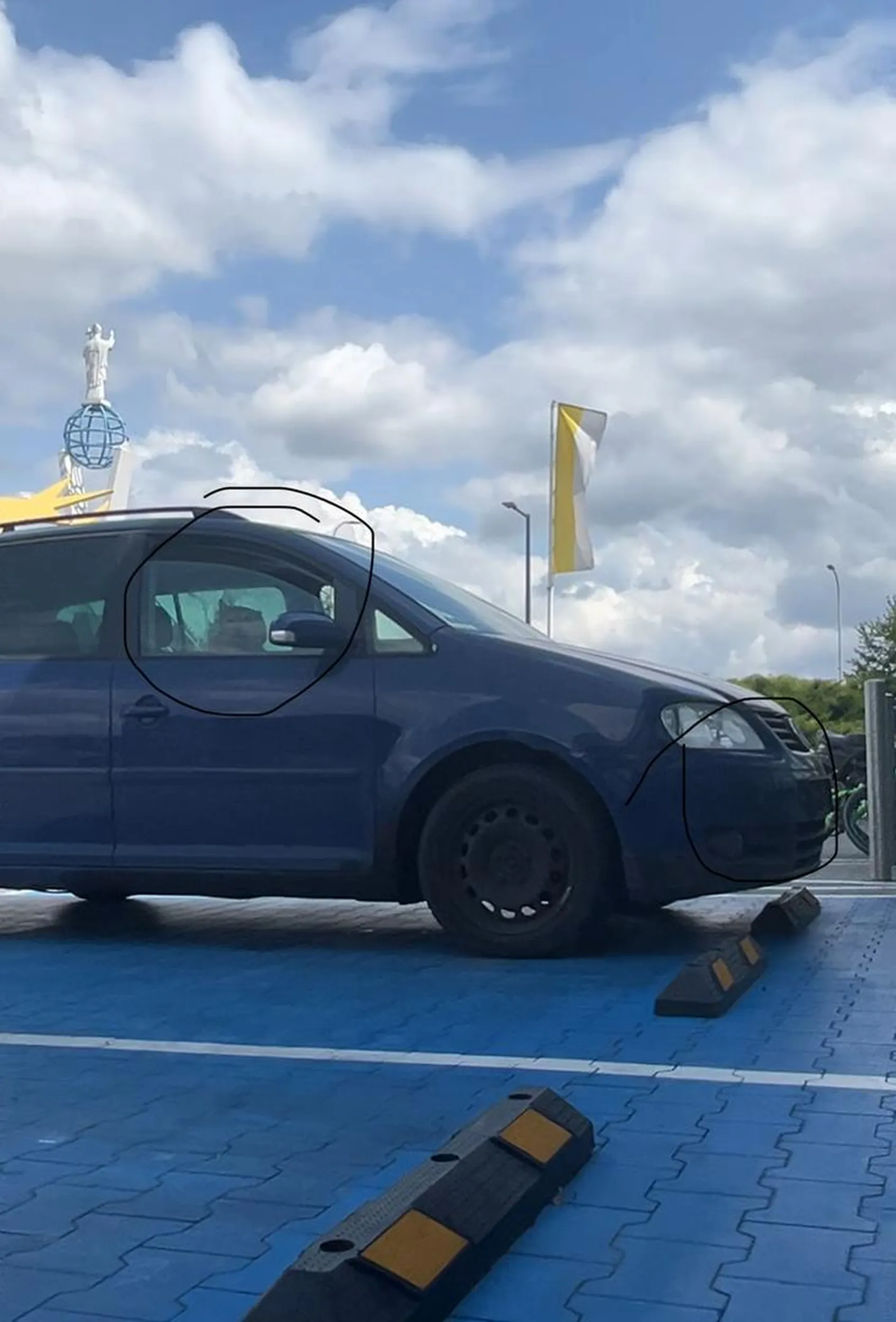 Starszy pan zostawia na długi czas psa w samochodzie bez opieki. Pies szczekał i płakał. Jeździ bez przedniej rejestracji.