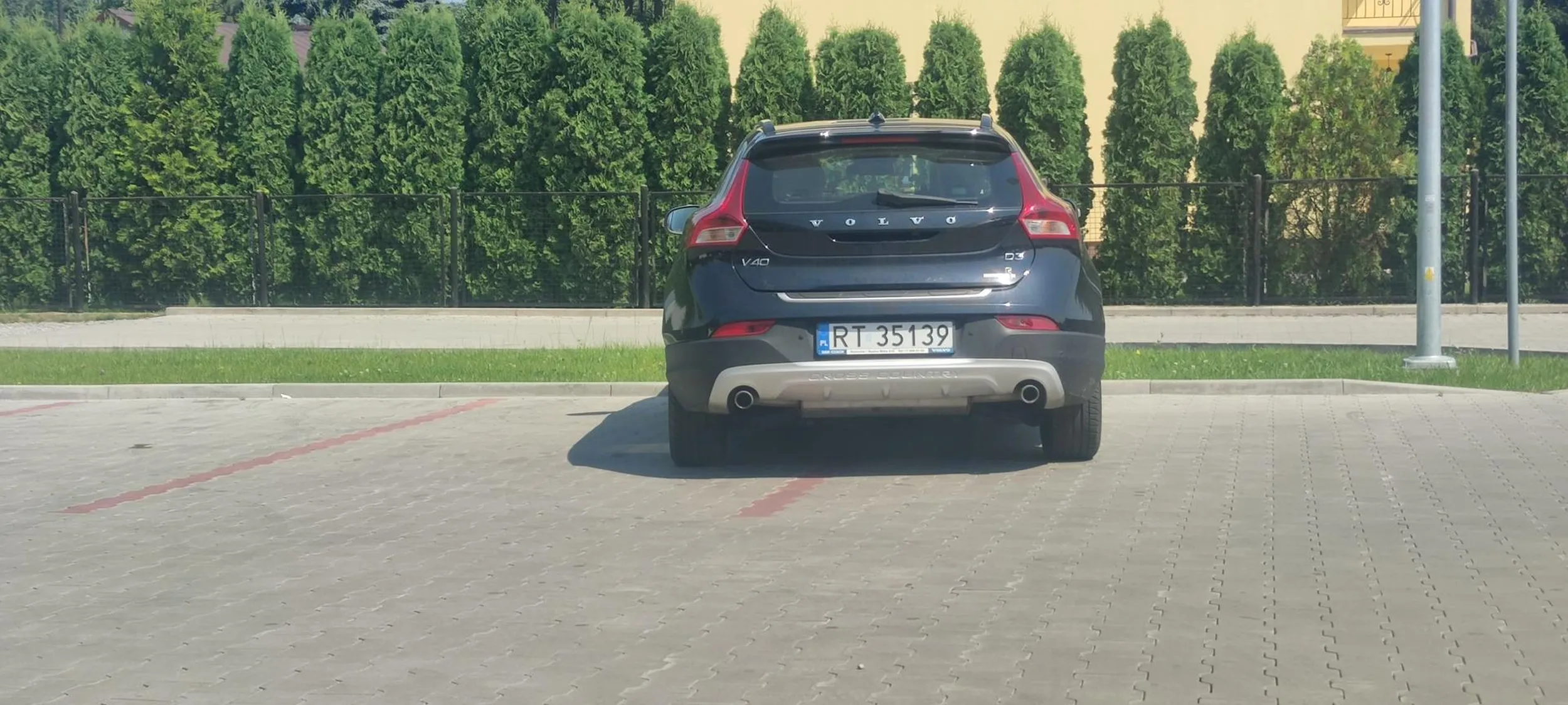 Nikogo na parkingu nie ma, ale naucz się parkować.